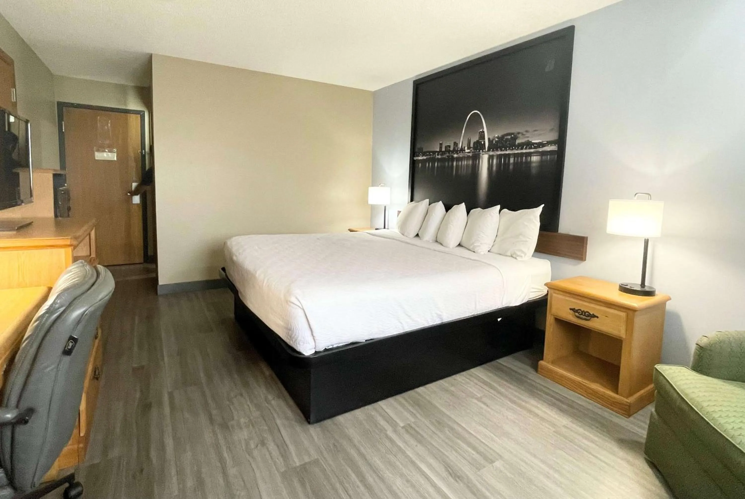 Photo of the whole room, Bed in Super 8 by Wyndham St. Clair MO