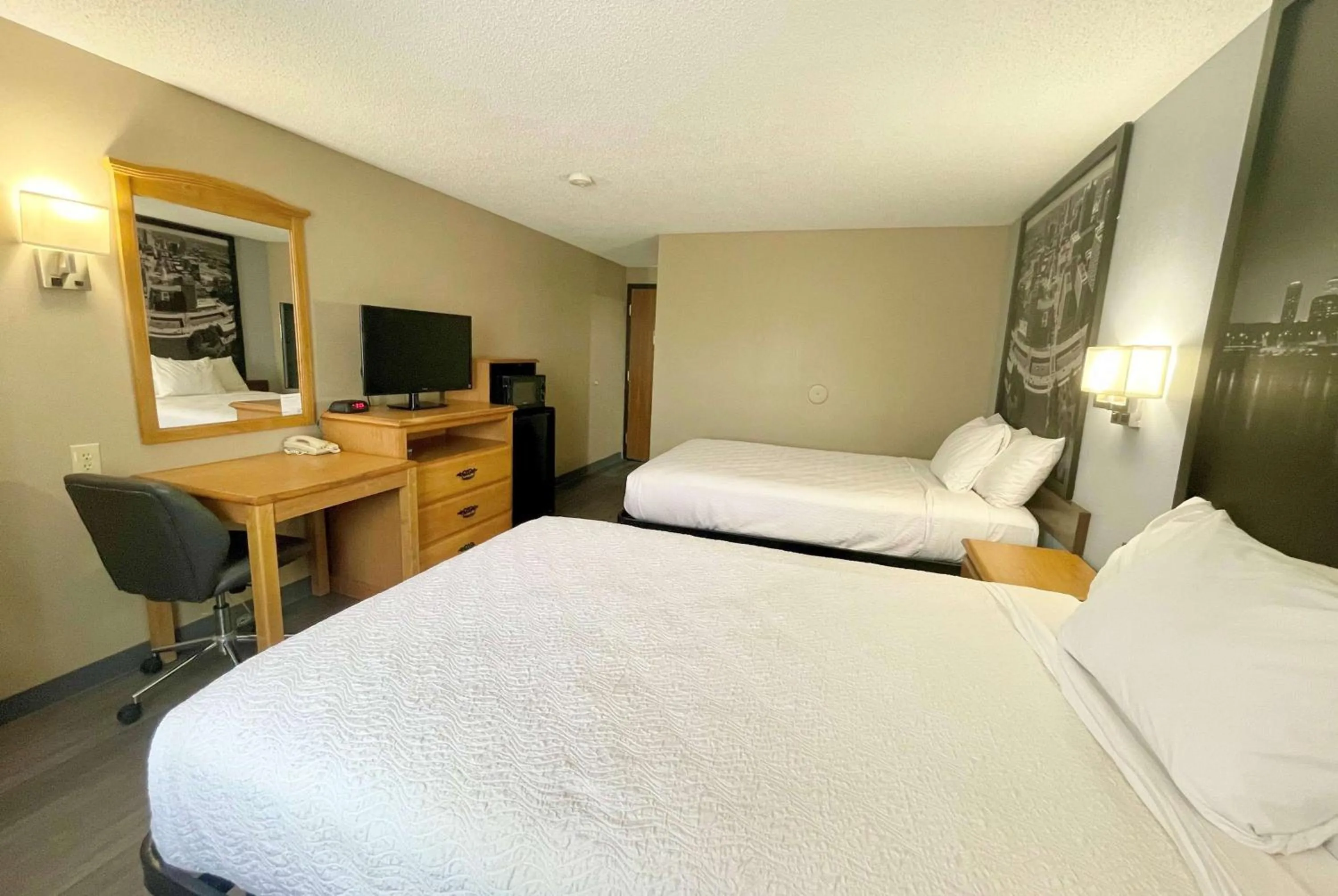 Photo of the whole room, Bed in Super 8 by Wyndham St. Clair MO