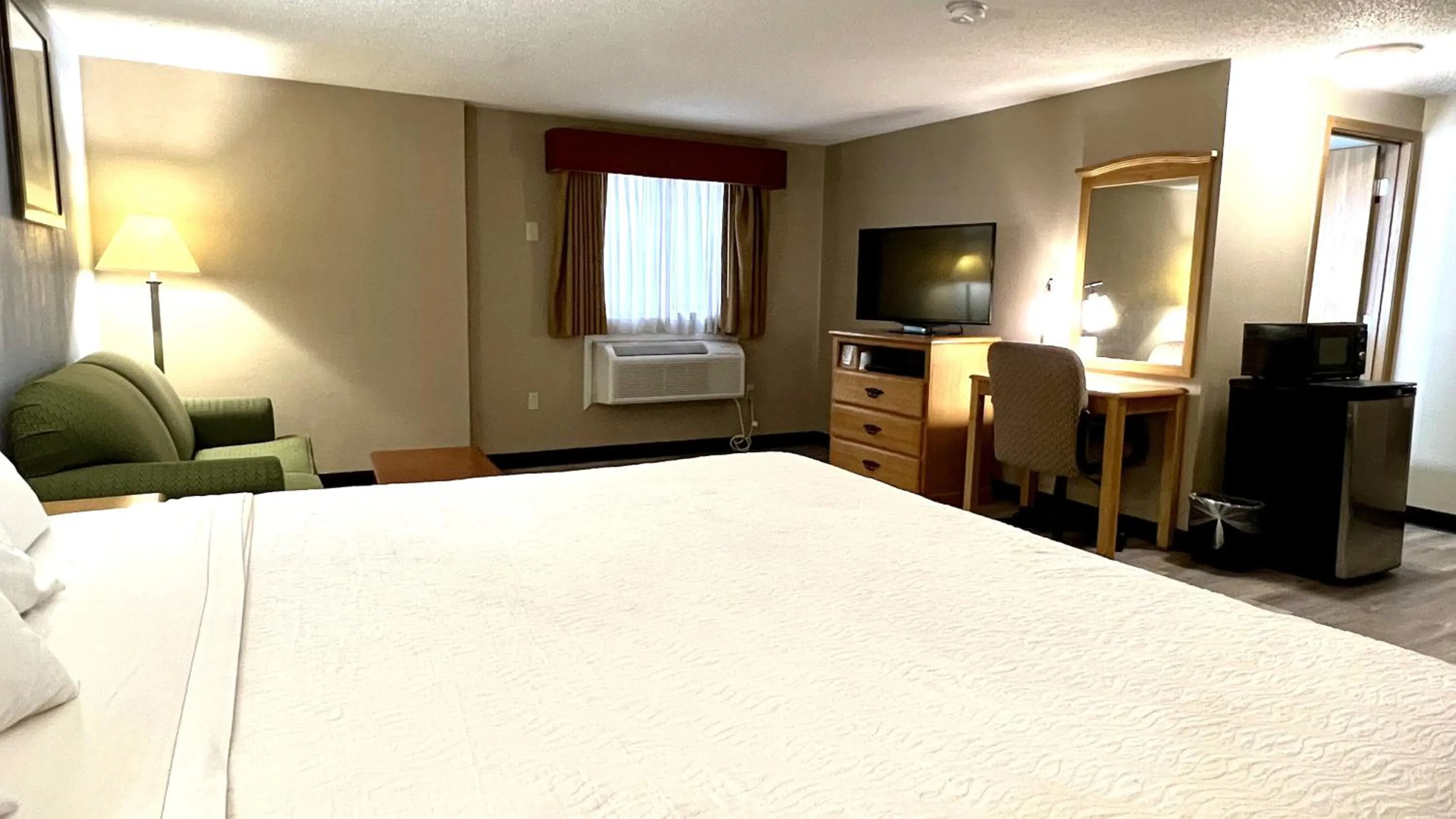 Bed in Super 8 by Wyndham St. Clair MO