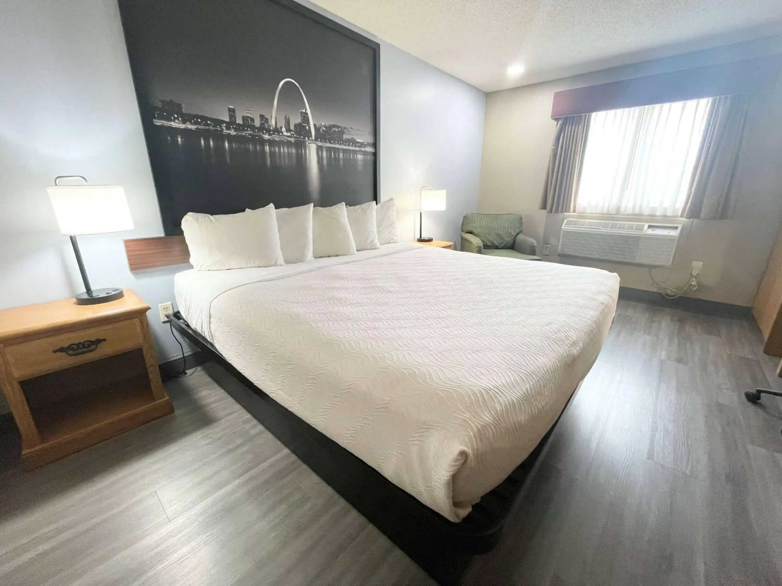 King Room - Disability Access/Non-Smoking in Super 8 by Wyndham St. Clair MO King Room - Disability Access/Non-Smoking in Super 8 by Wyndham St. Clair MO