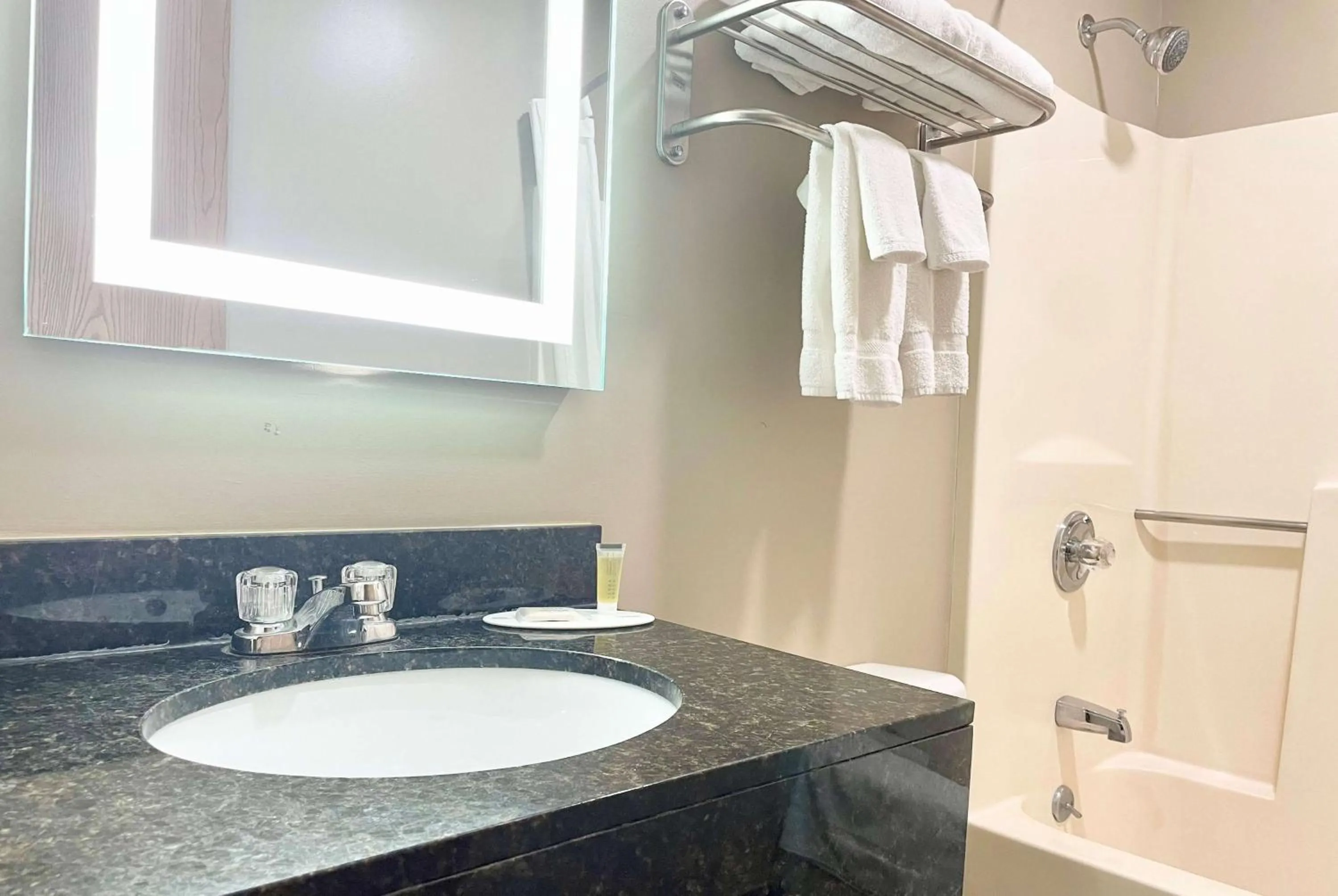 TV and multimedia in Super 8 by Wyndham St. Clair MO