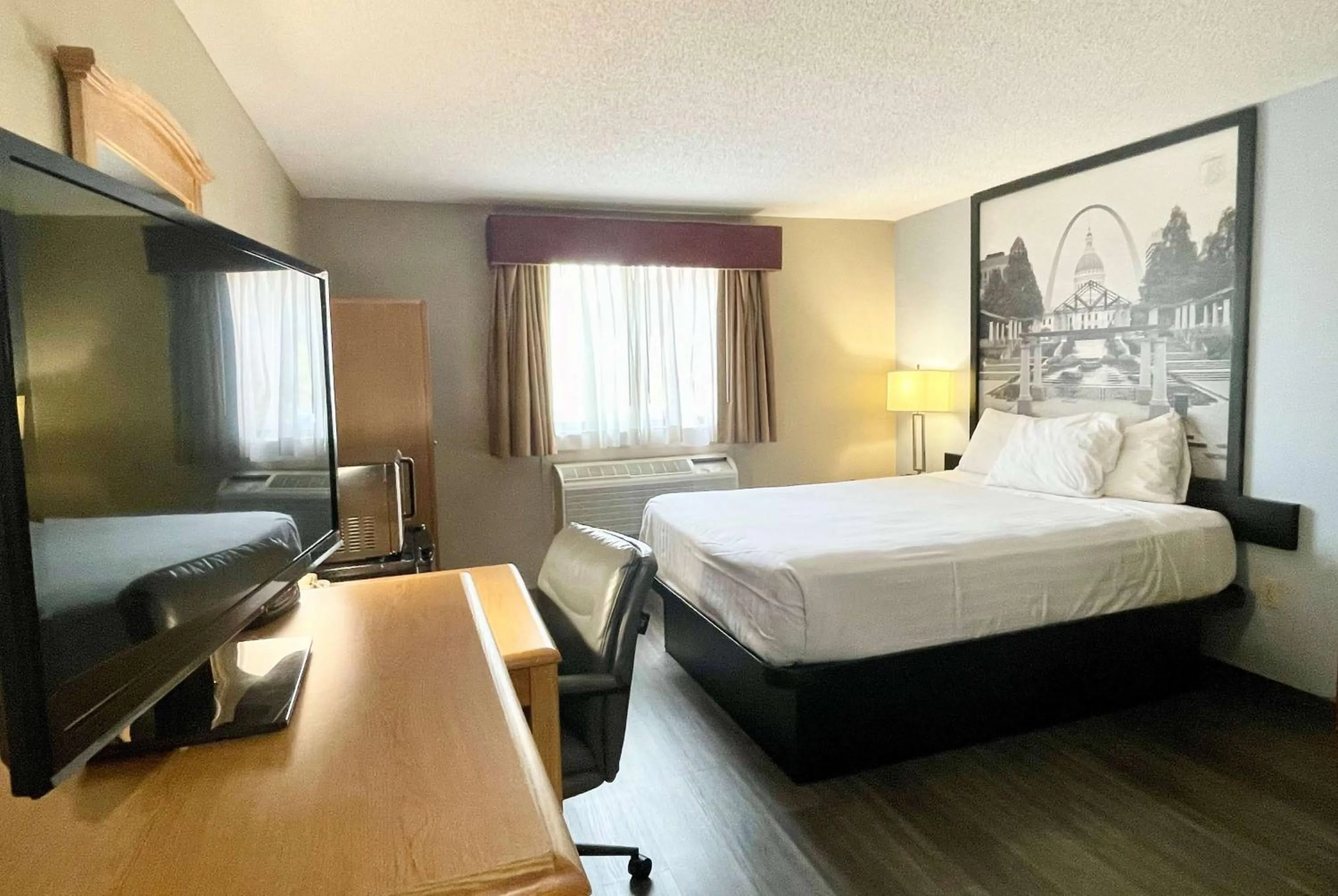 Photo of the whole room, Bed in Super 8 by Wyndham St. Clair MO