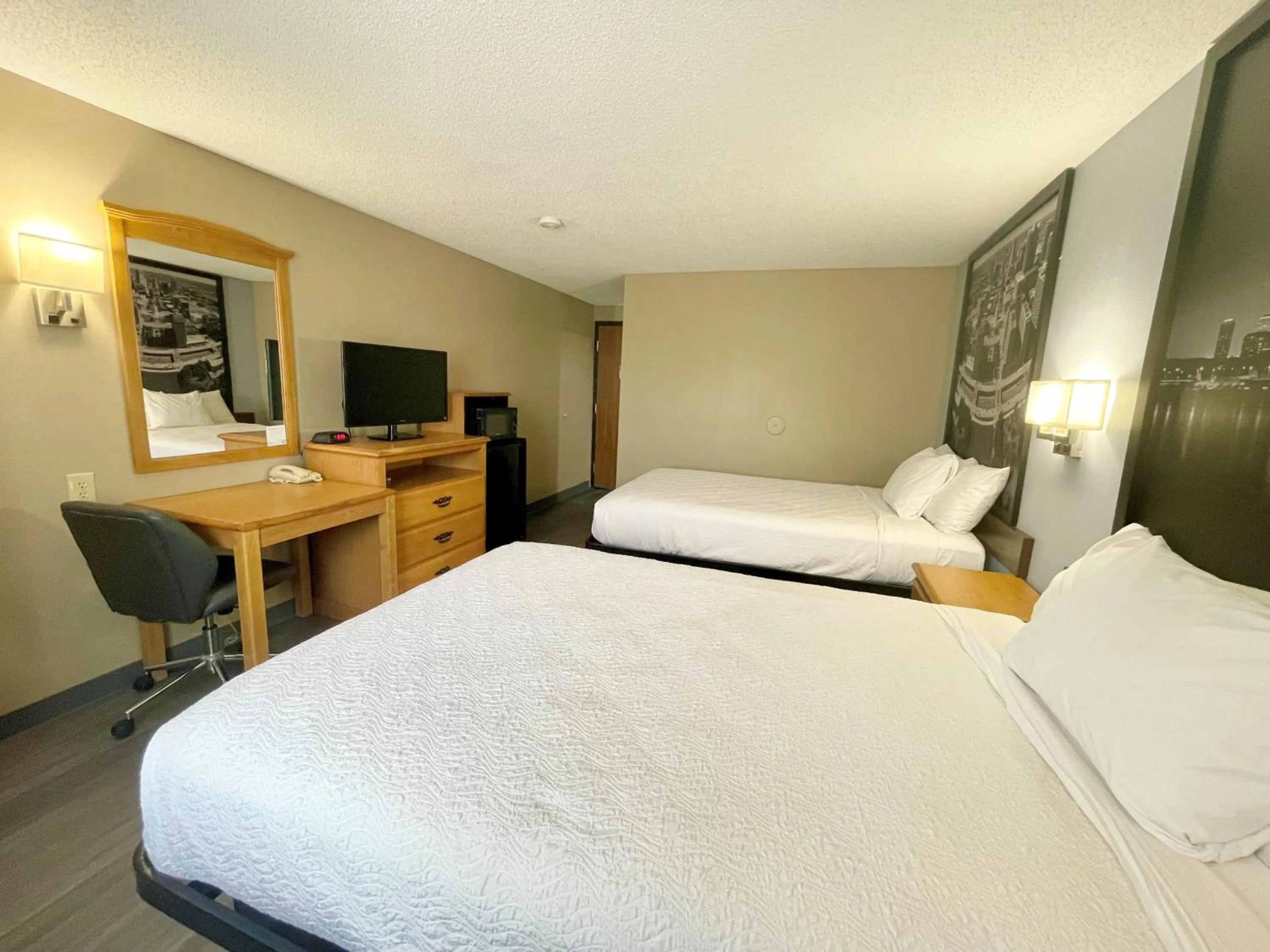 Bed in Super 8 by Wyndham St. Clair MO