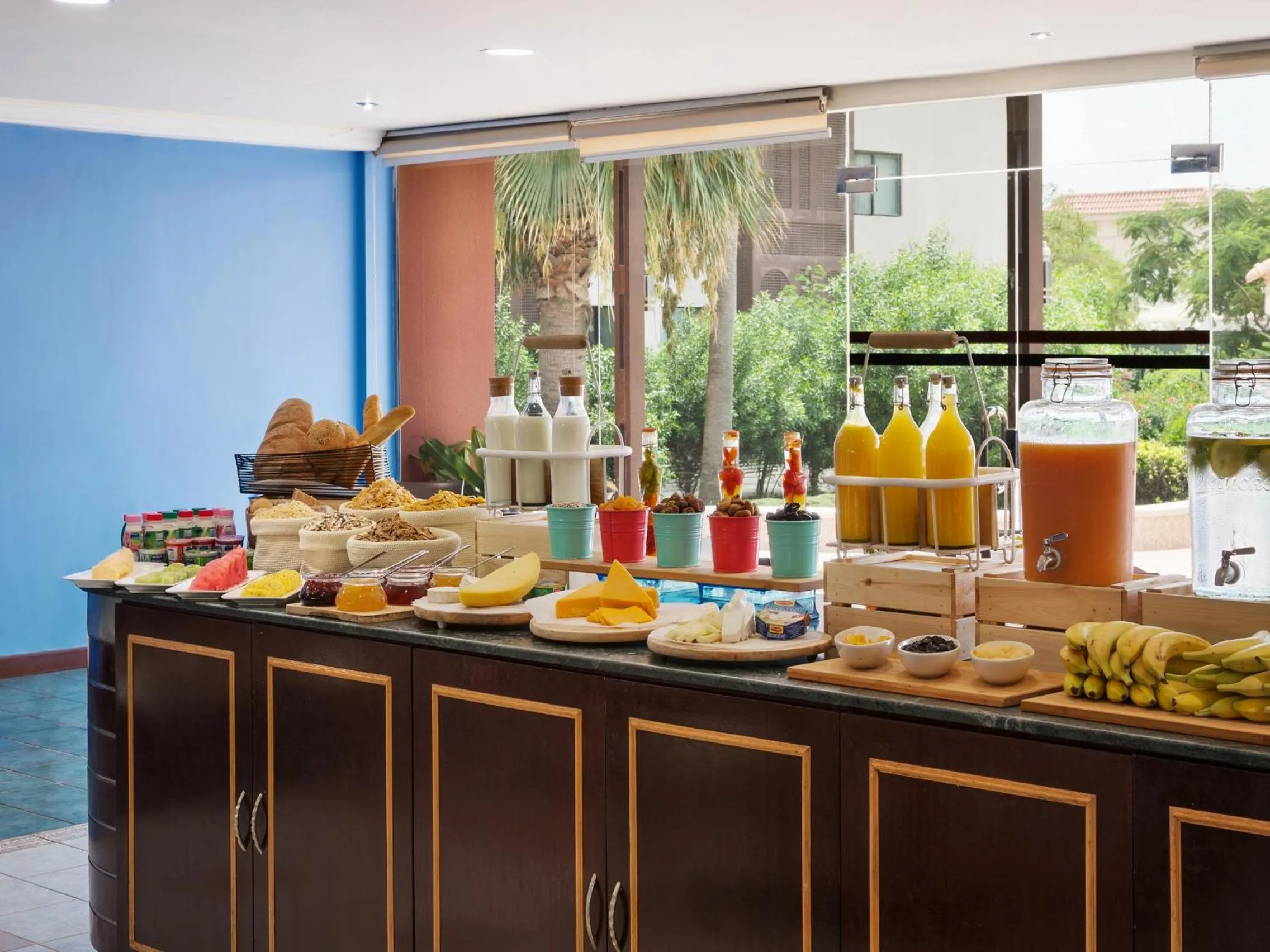 Restaurant/places to eat in Radisson Blu Hotel, Yanbu