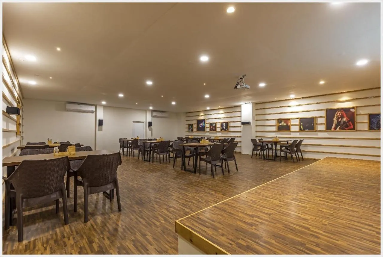 Restaurant/places to eat in Hotel Green Field