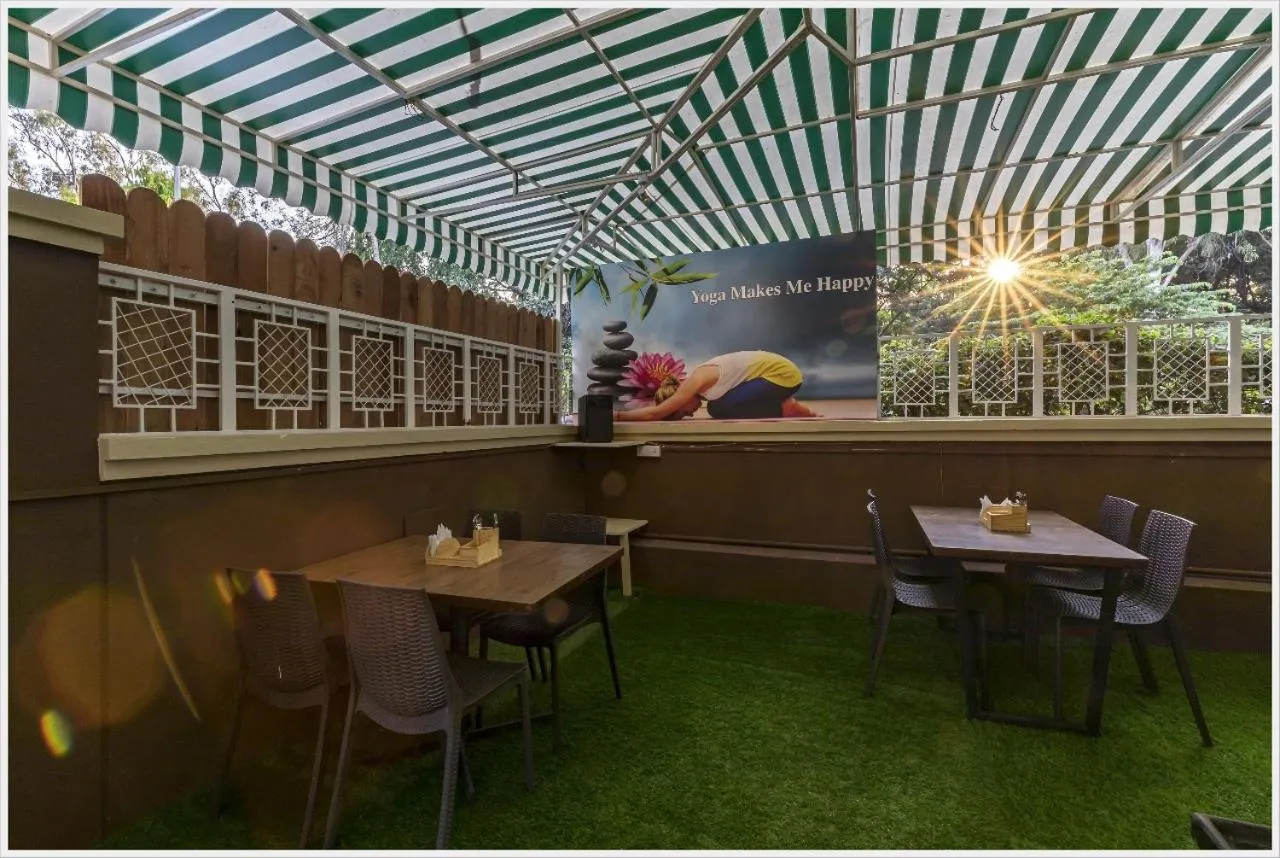 Restaurant/places to eat in Hotel Green Field