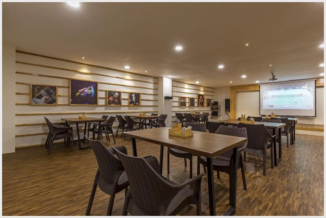 Restaurant/places to eat in Hotel Green Field