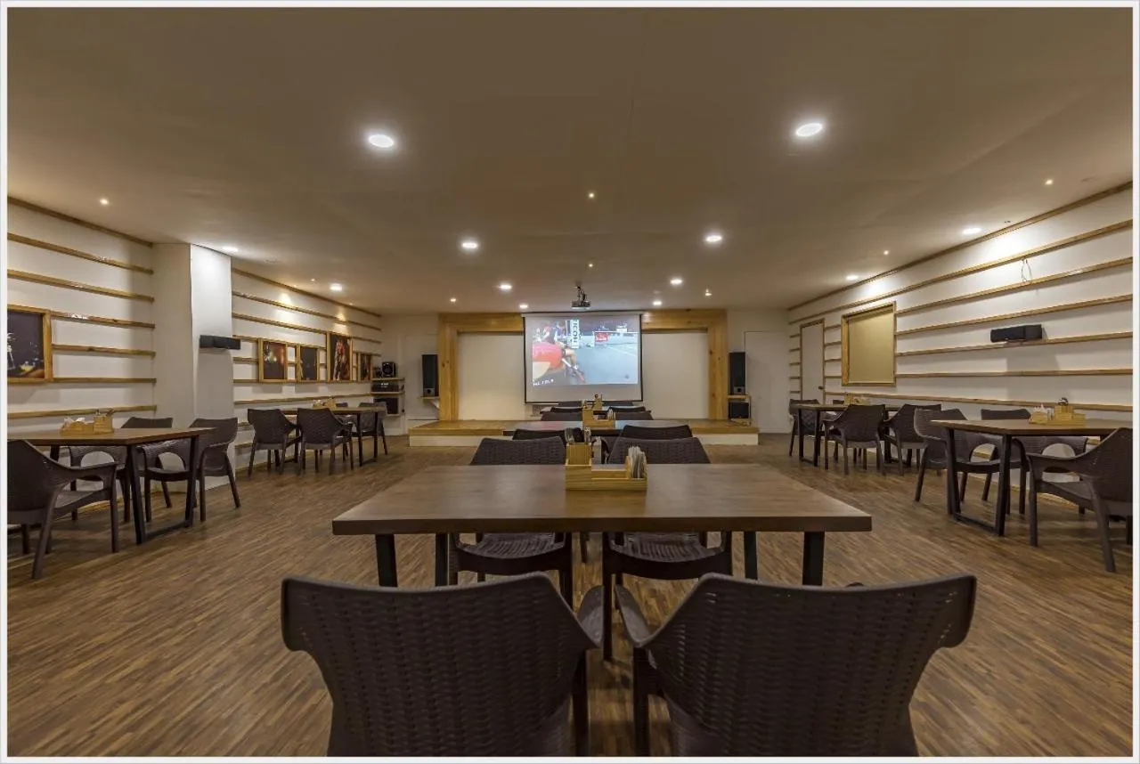 Restaurant/places to eat in Hotel Green Field