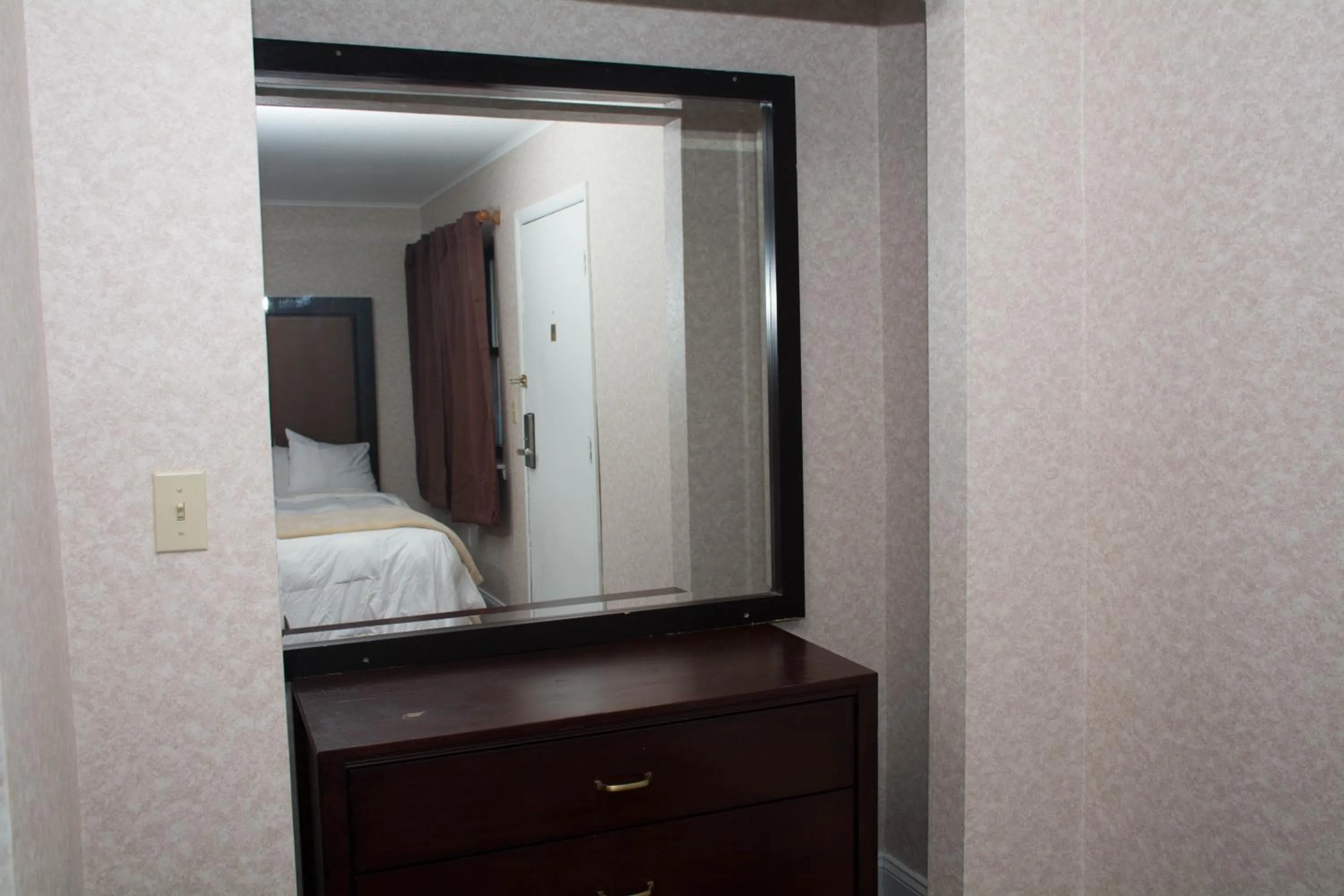 Living room, Bed in Atlantic Inn and Suites - Wall Township