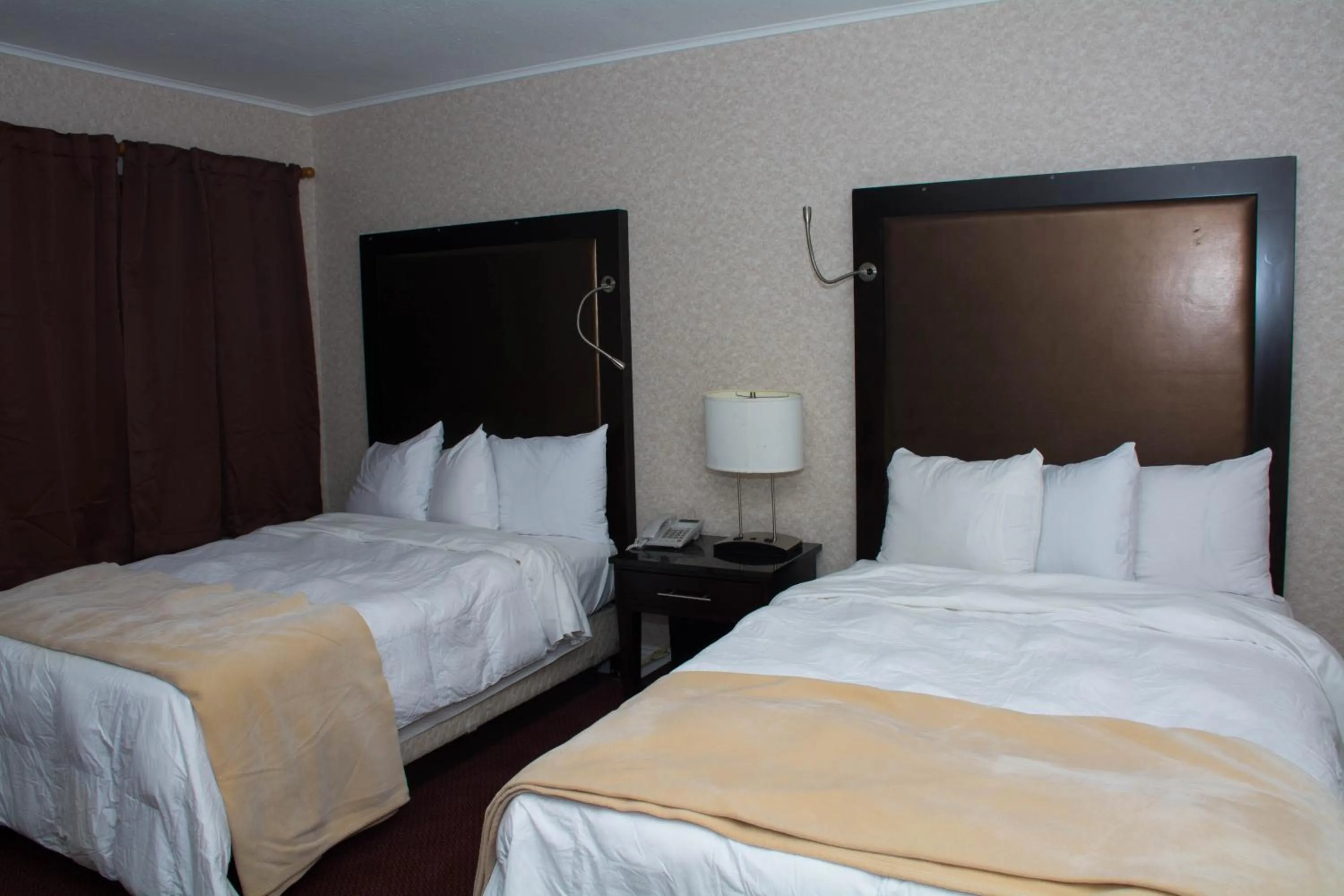 Photo of the whole room, Bed in Atlantic Inn and Suites - Wall Township