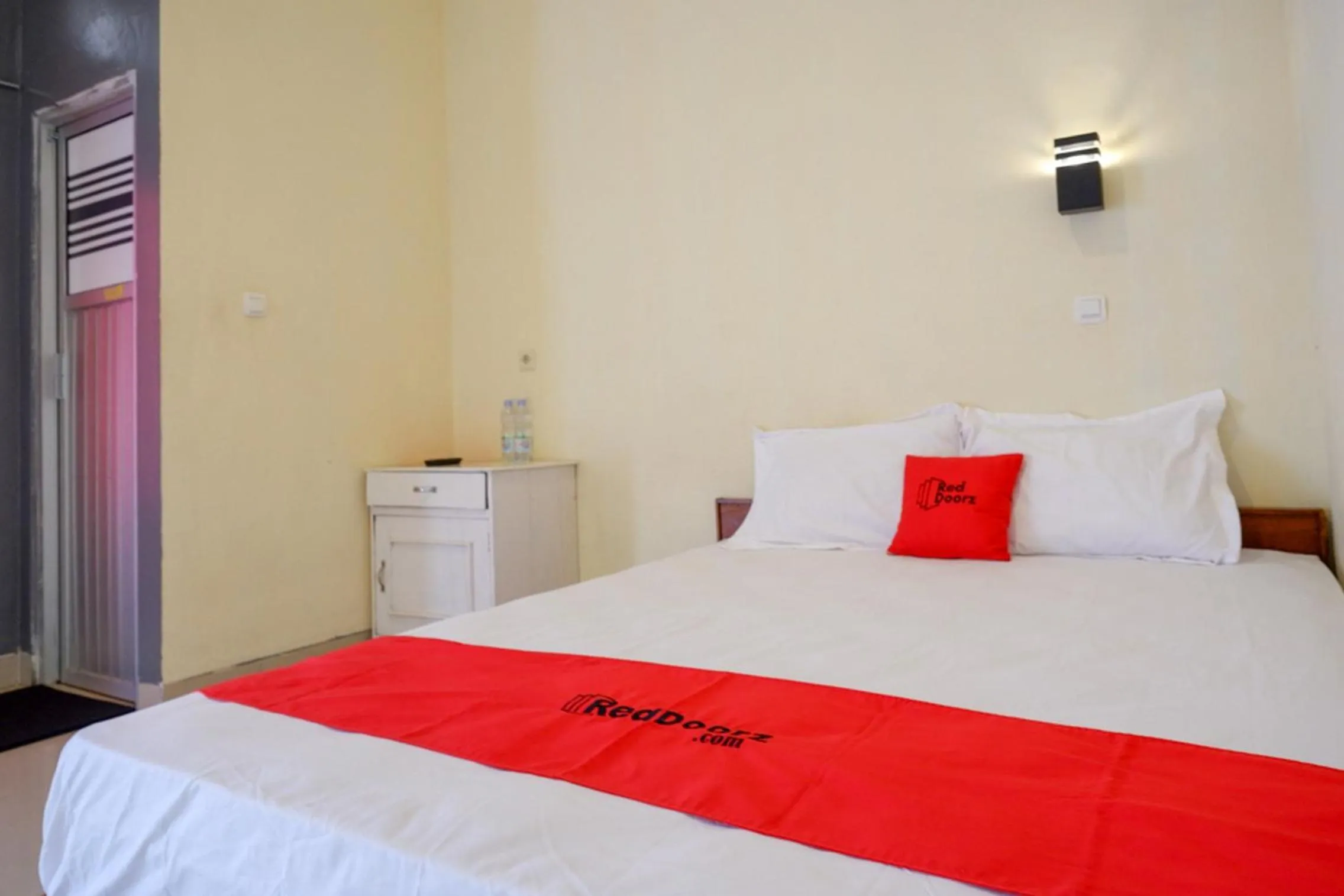 Bedroom, Bed in RedDoorz near Candi Cetho Karanganyar