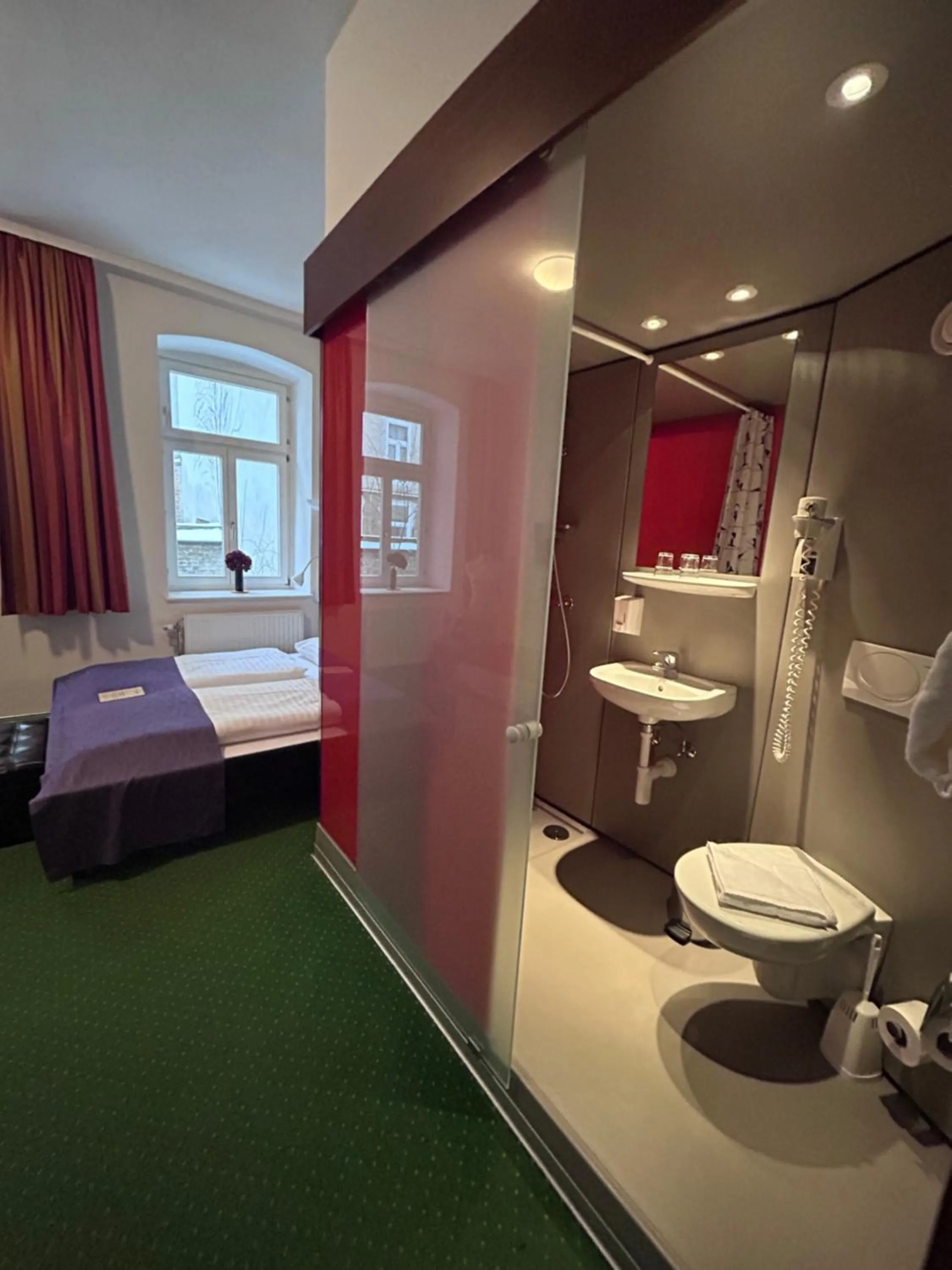 Bathroom, Bed in Pension Stadthalle