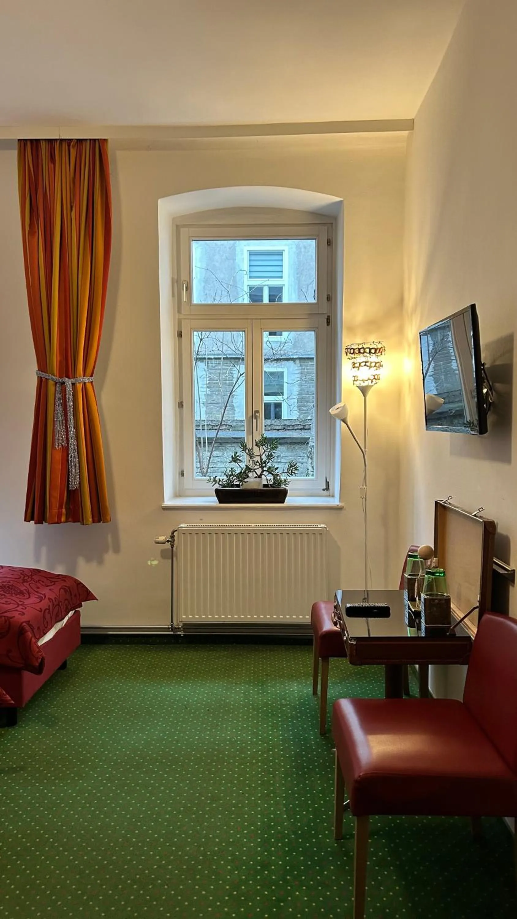 TV and multimedia, Bed in Pension Stadthalle