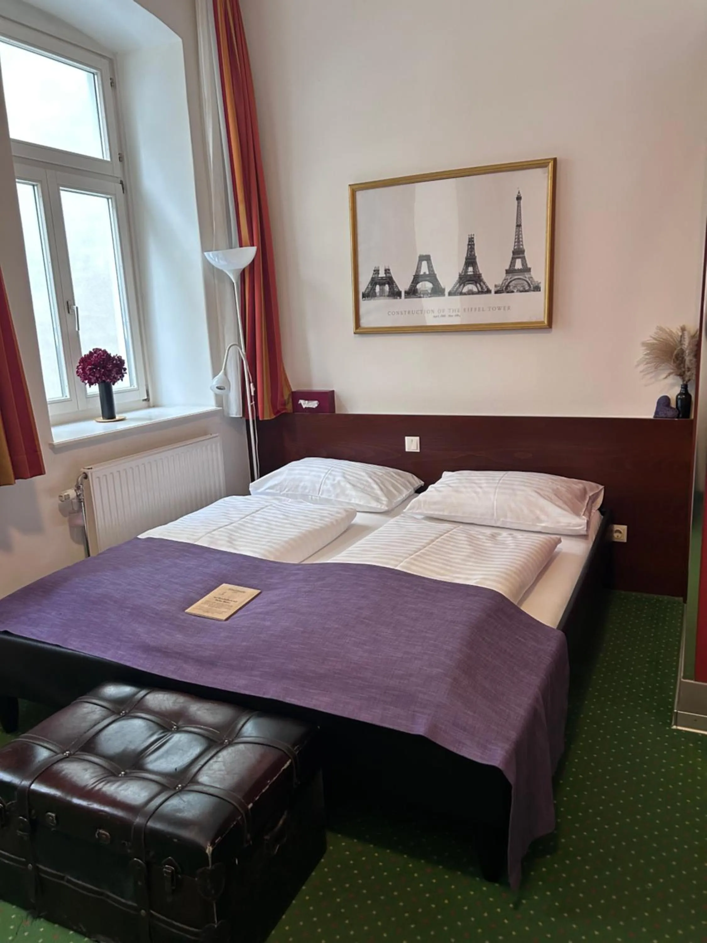 Bed in Pension Stadthalle
