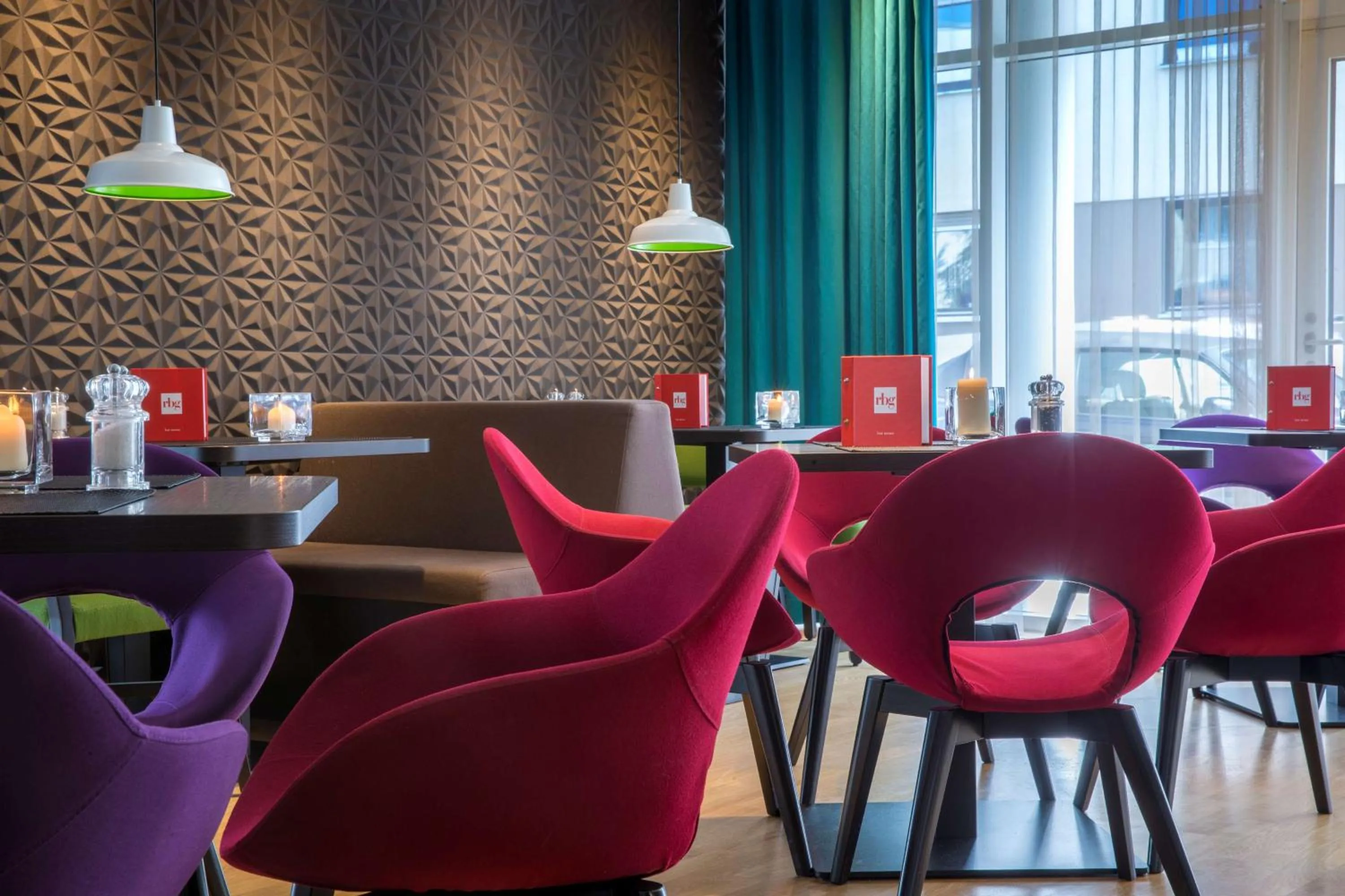 Lounge or bar in Park Inn by Radisson Nürnberg
