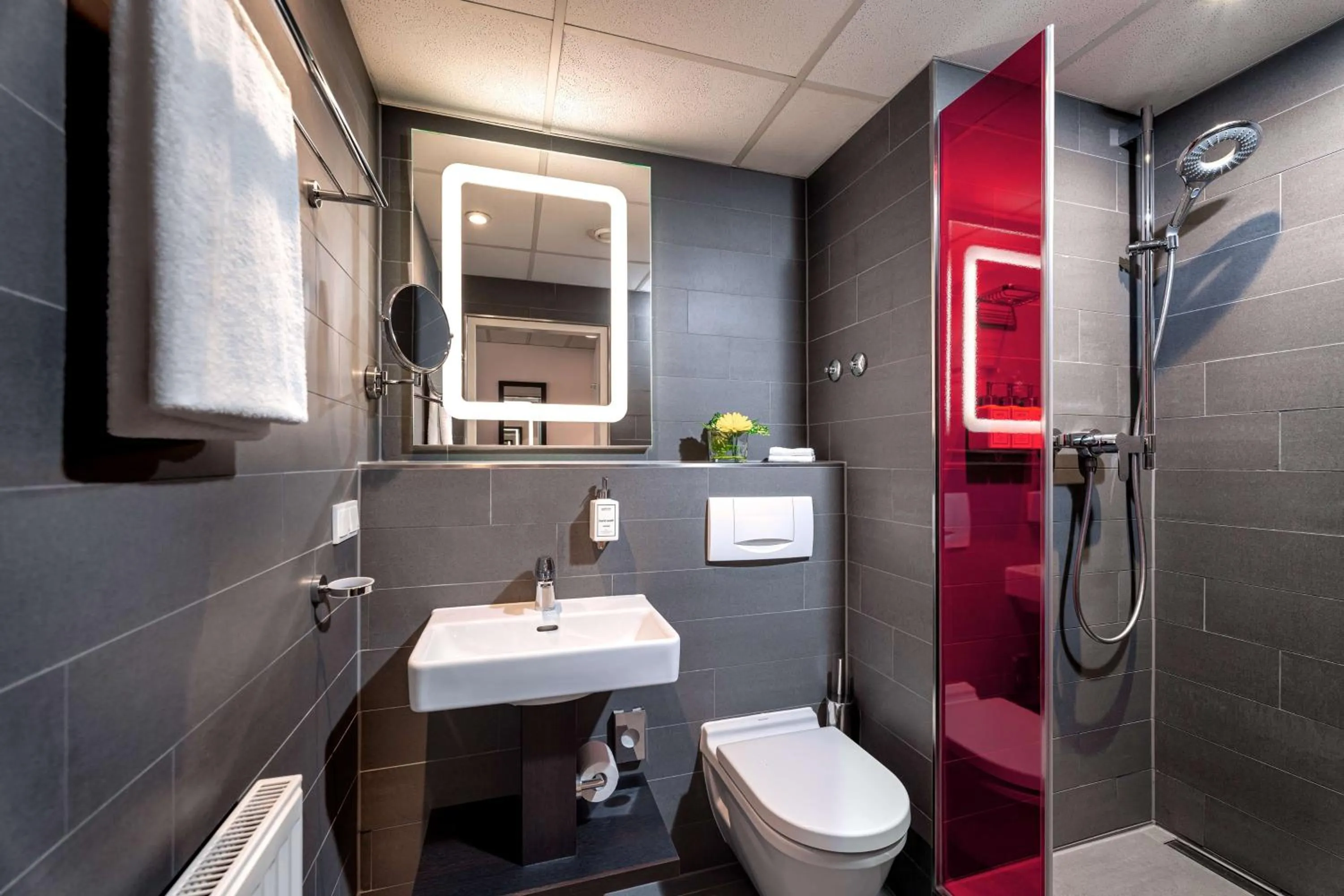 Bathroom in Park Inn by Radisson Nürnberg