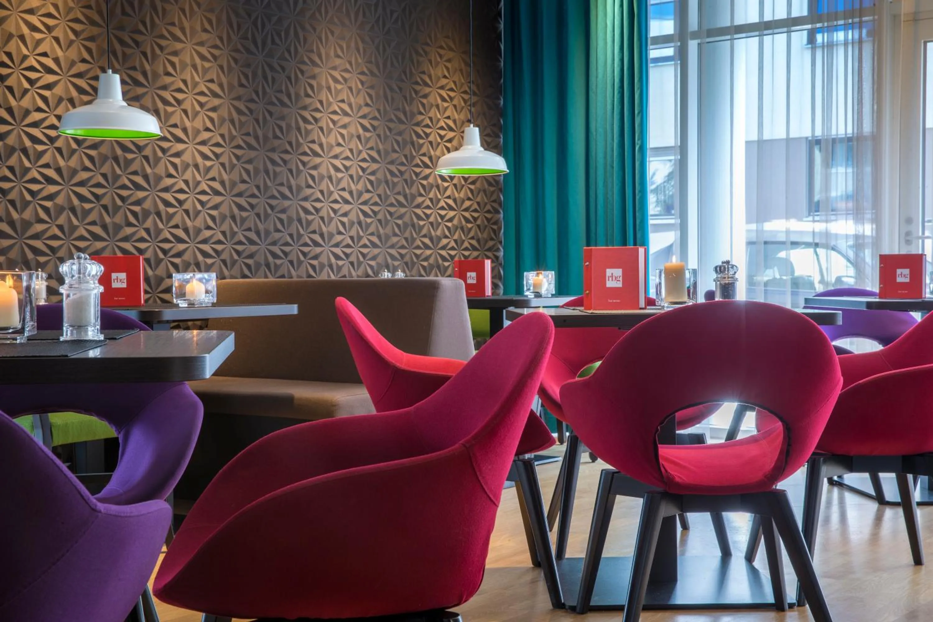 Lounge or bar in Park Inn by Radisson Nürnberg