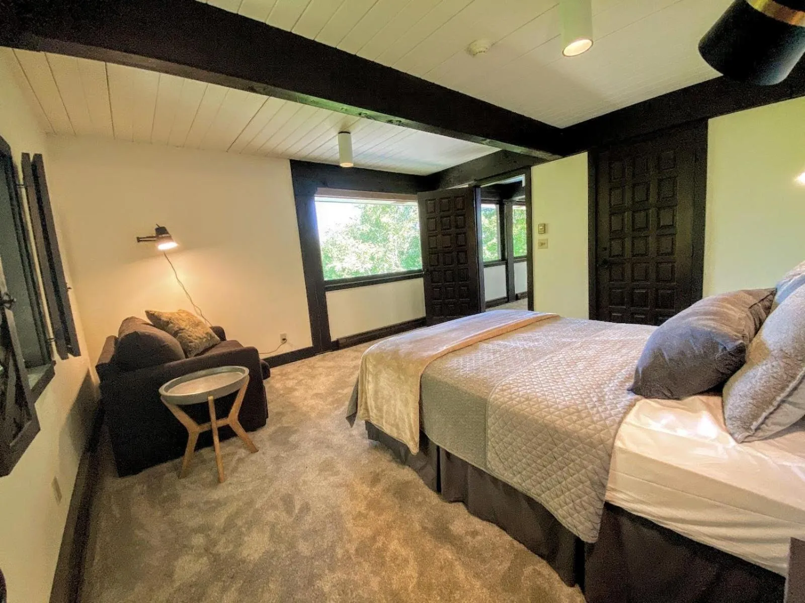 Bed in RL Breathtaking views and grand unique style private mountain retreat 4WD recommended