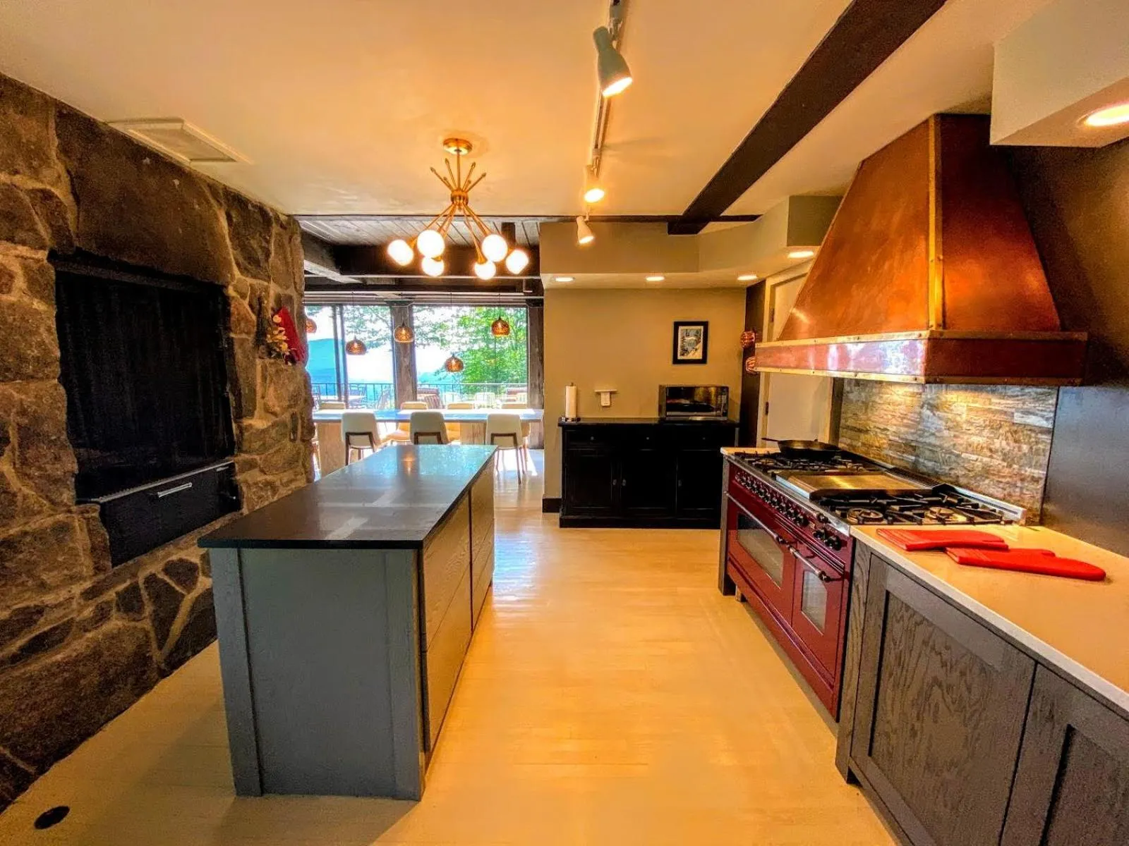 RL Breathtaking views and grand unique style private mountain retreat 4WD recommended