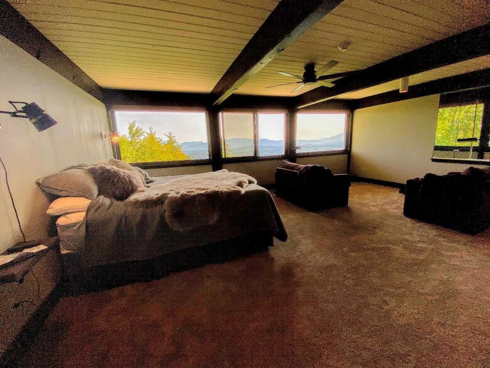 Other in RL Breathtaking views and grand unique style private mountain retreat 4WD recommended