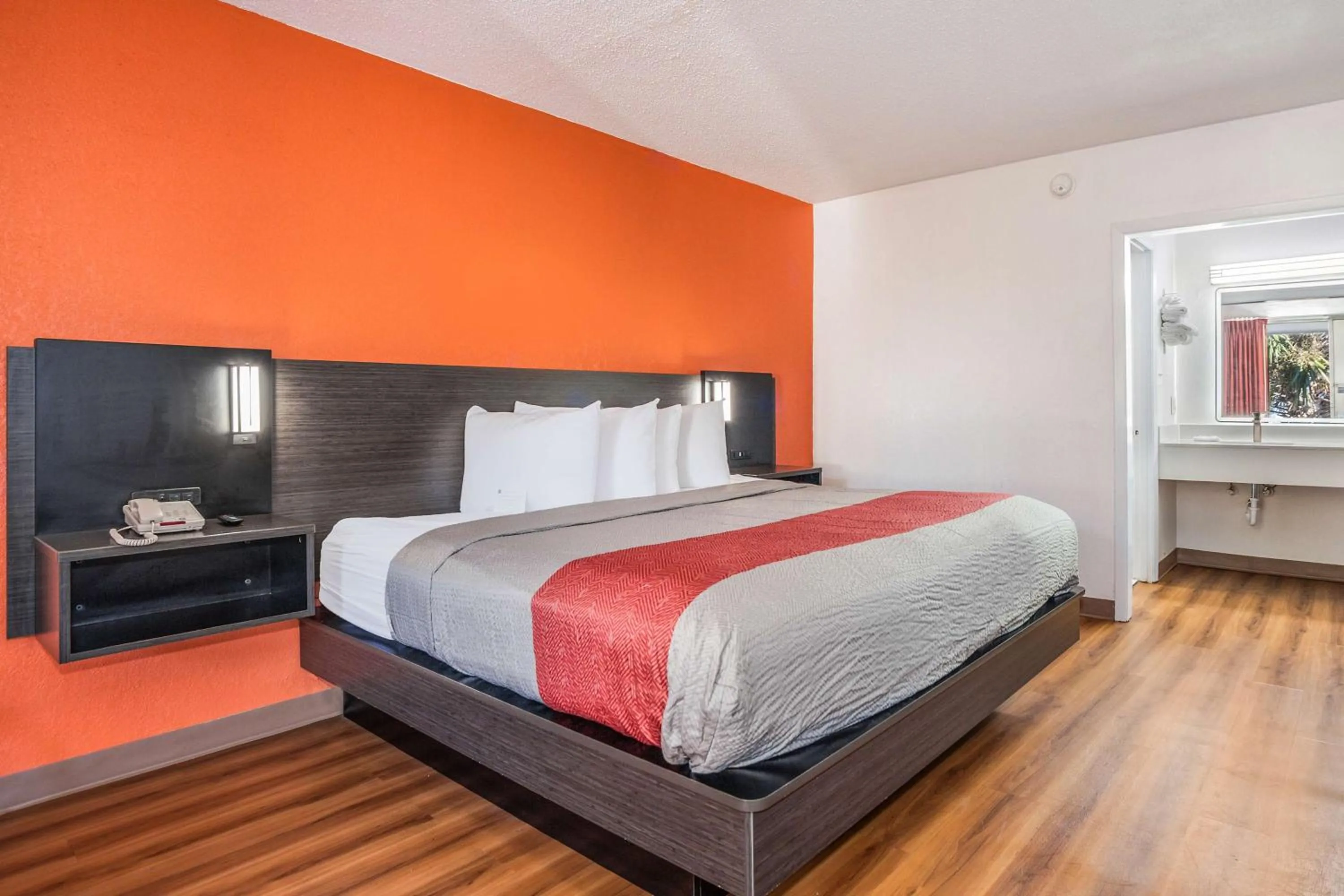 Bedroom, Bed in Studio 6 Florence, SC