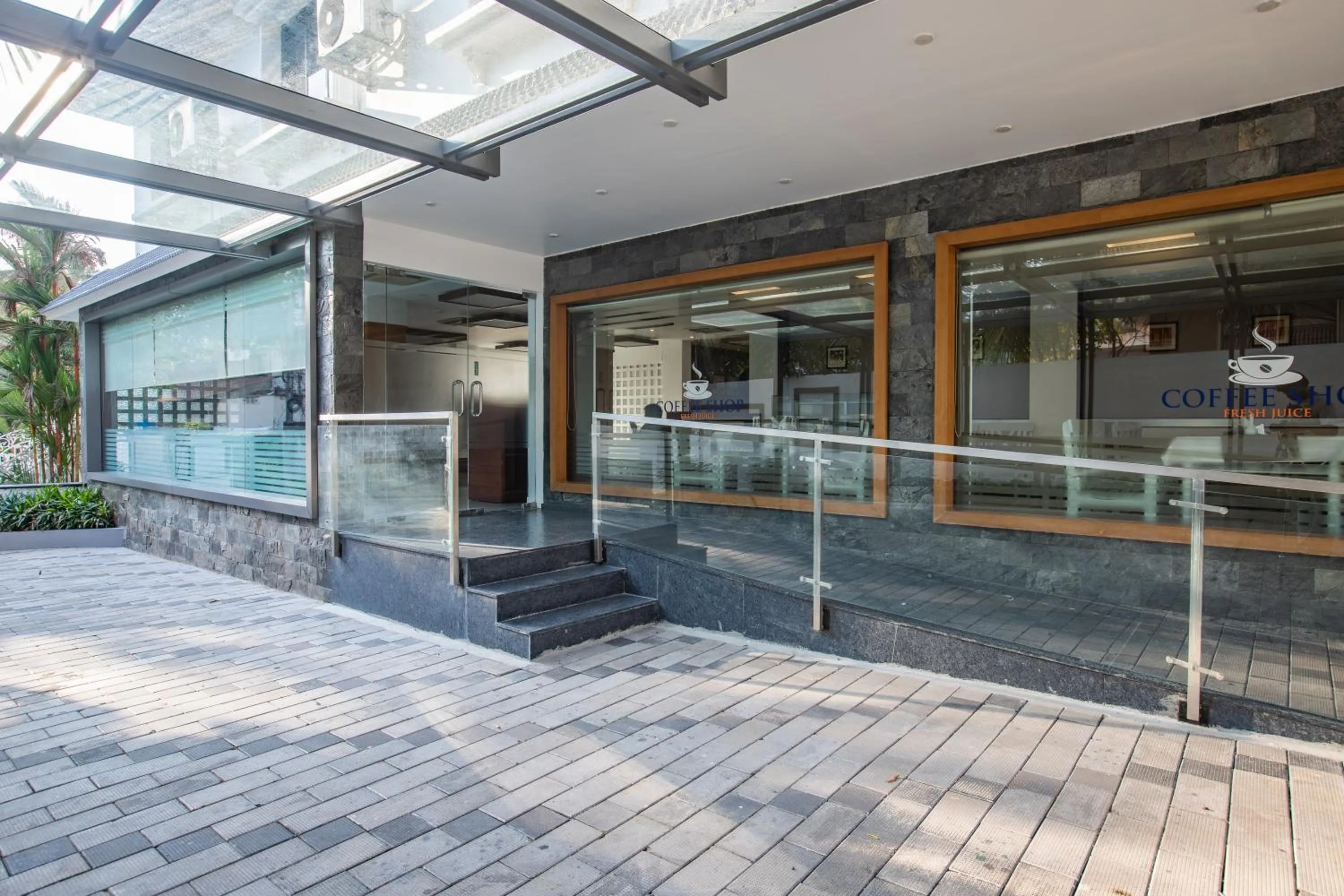 Facade/entrance in Royal Residency