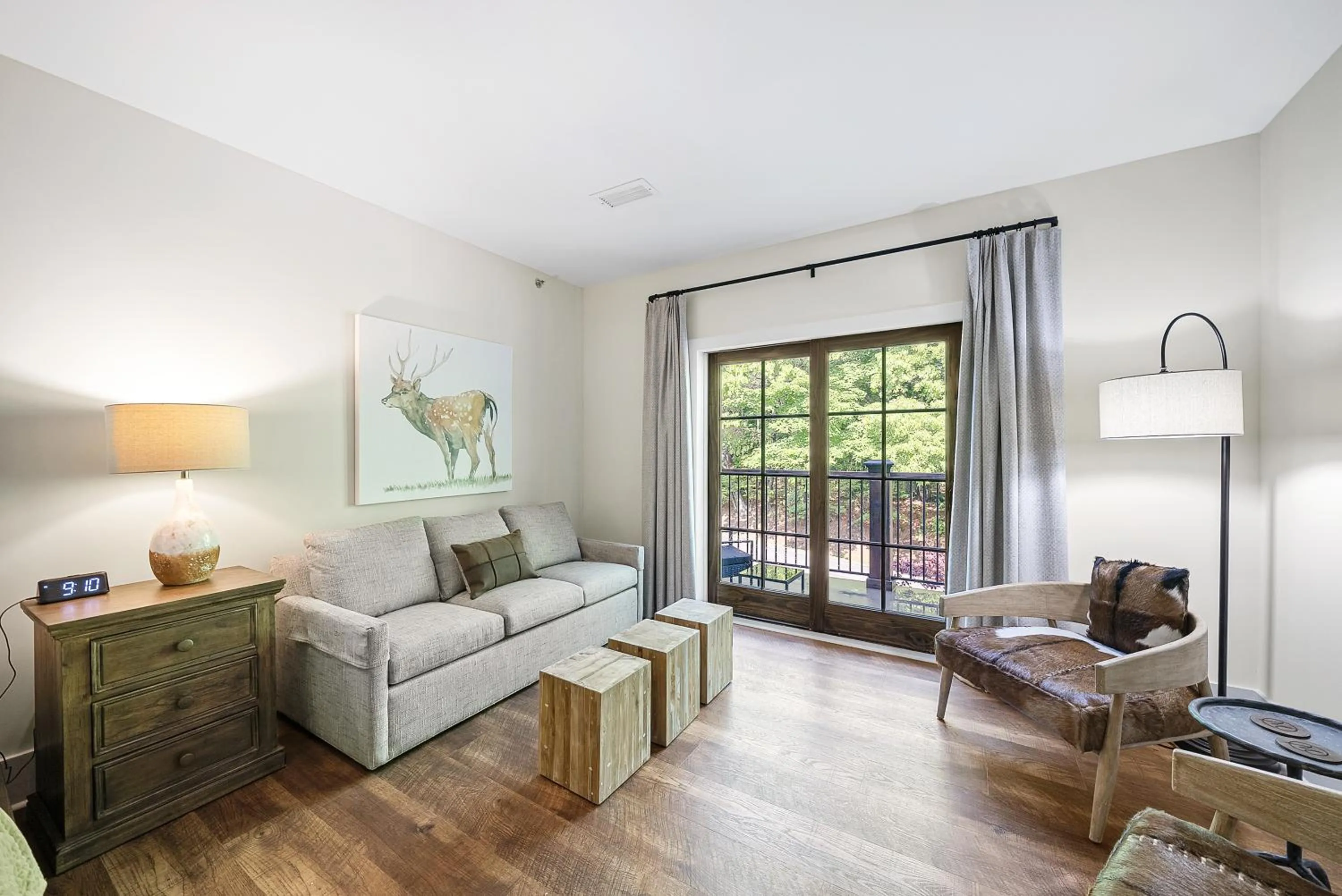 Seating area, Bed in The Blowing Rock Manor