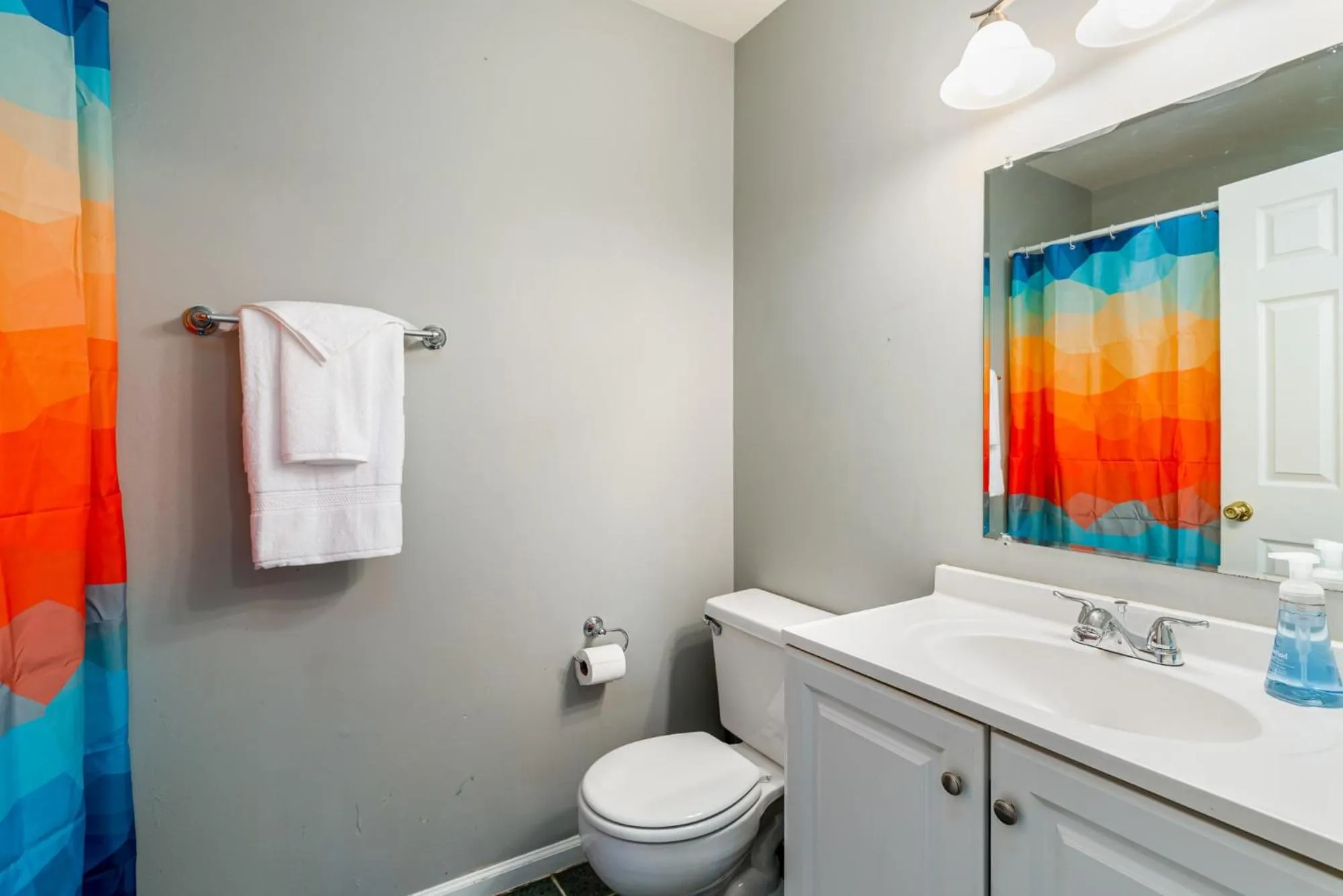 Shower in Hot Tub, Deck&Grill, Game Room, WiFi at Cute Cabin