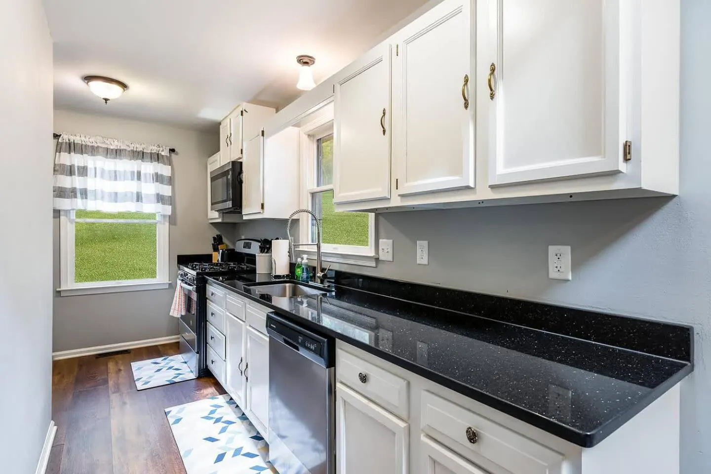 Kitchen or kitchenette in Hot Tub, Deck&Grill, Game Room, WiFi at Cute Cabin