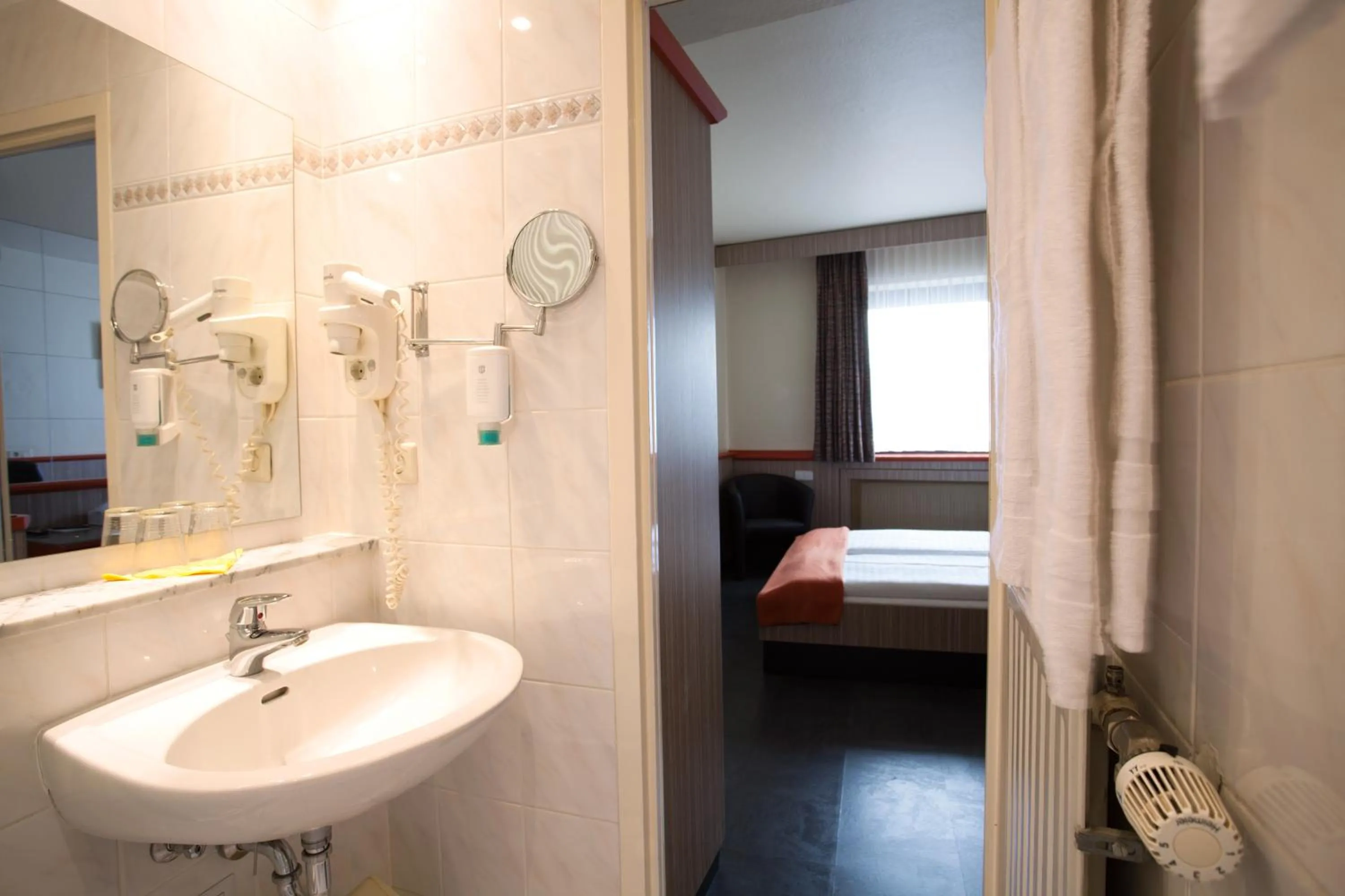 Bathroom, Bed in Trip Inn Hotel Ariane