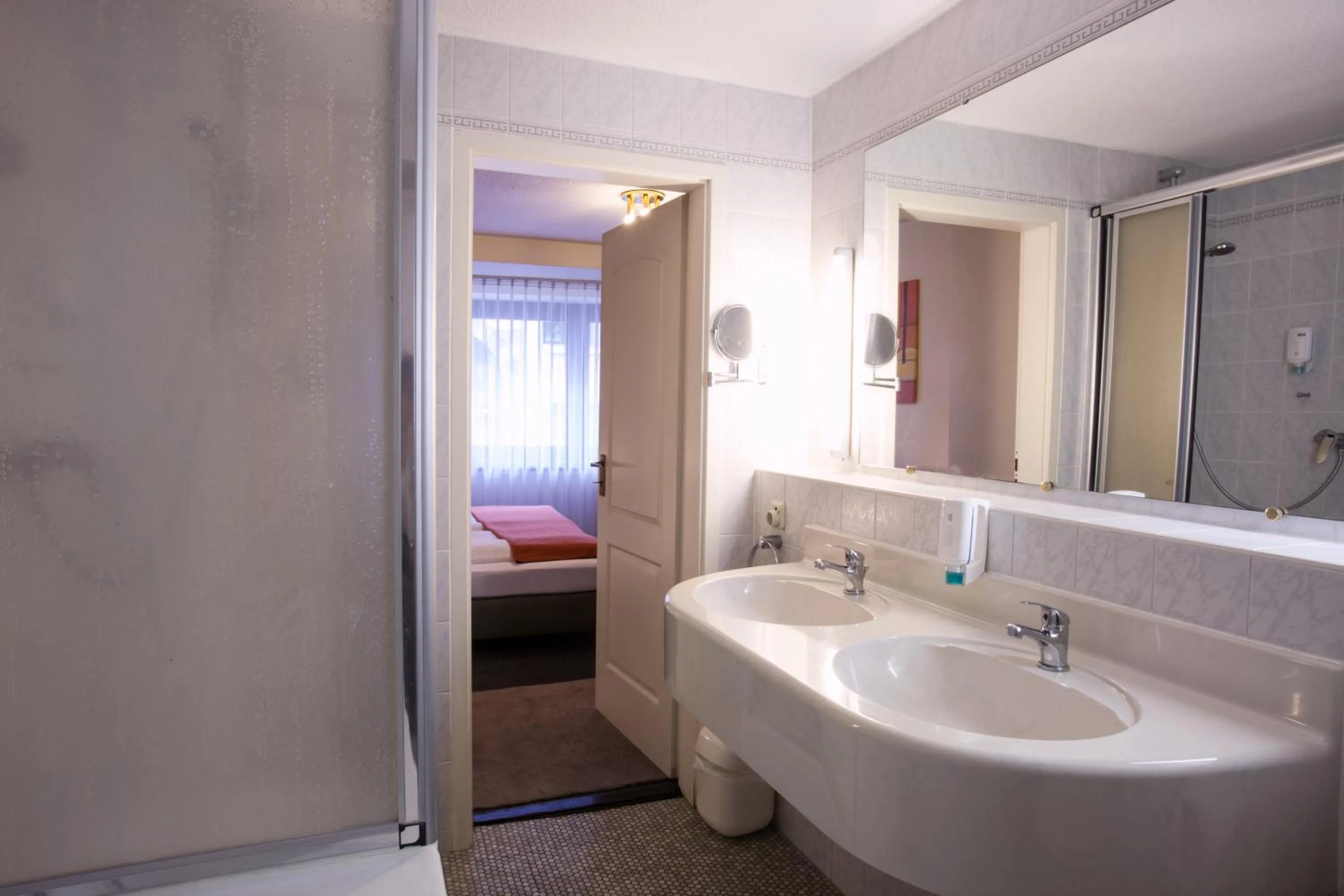 Bathroom, Bed in Trip Inn Hotel Ariane