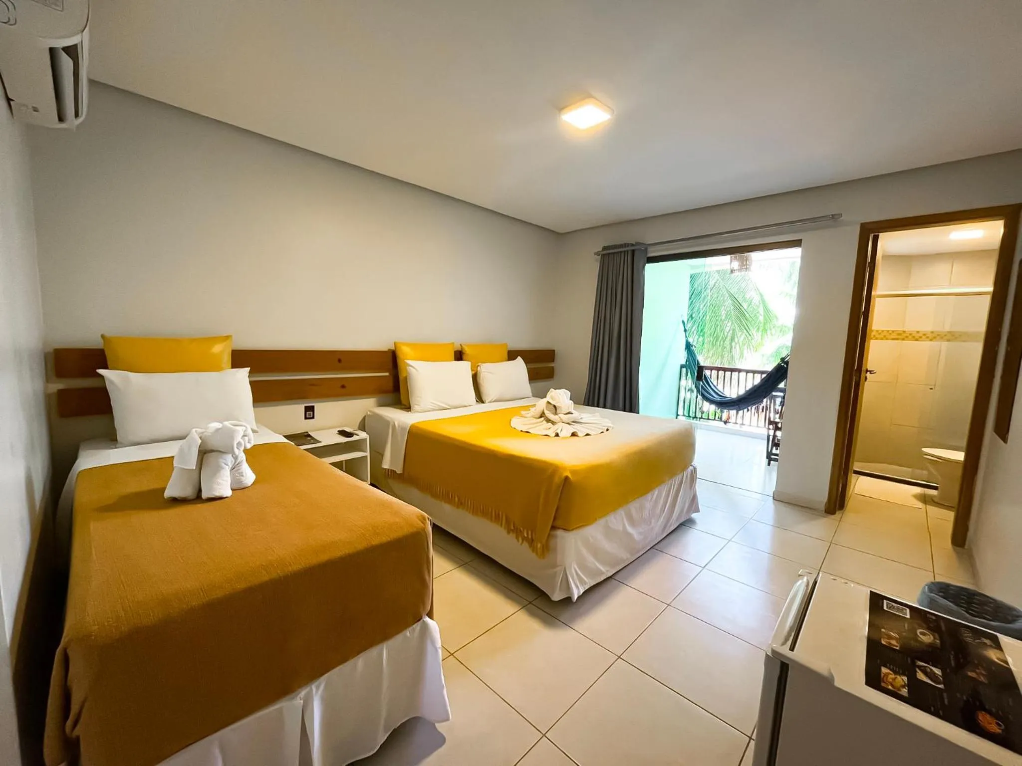 Triple Room with Pool View in Pousada Unaí