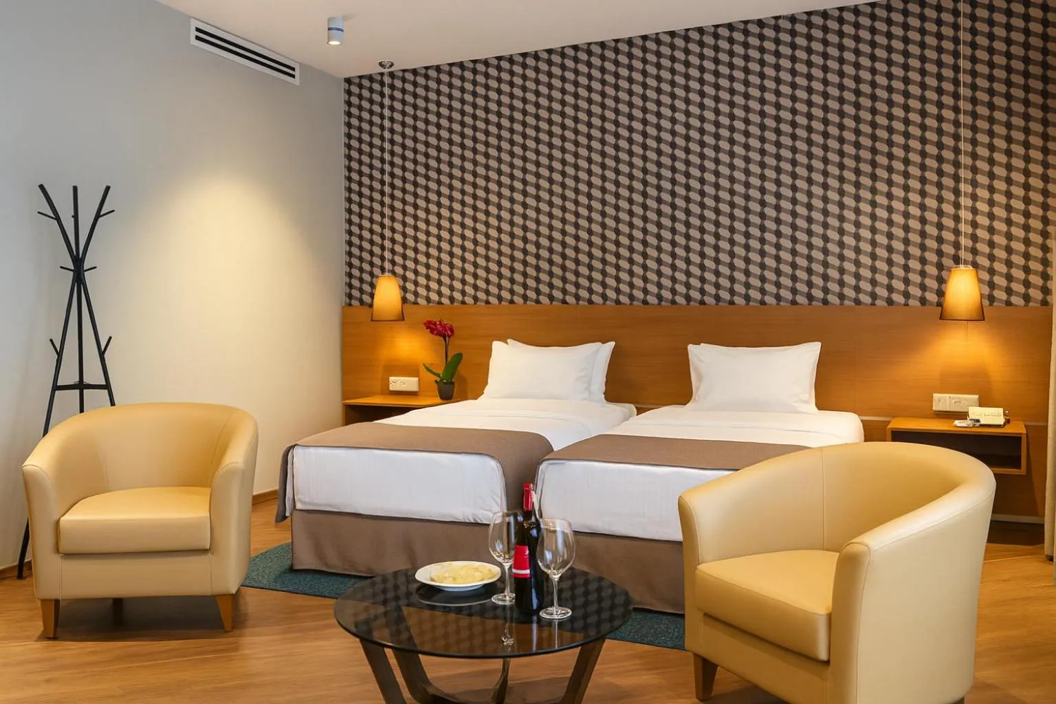 Living room, Bed in Golden Palace Hotel