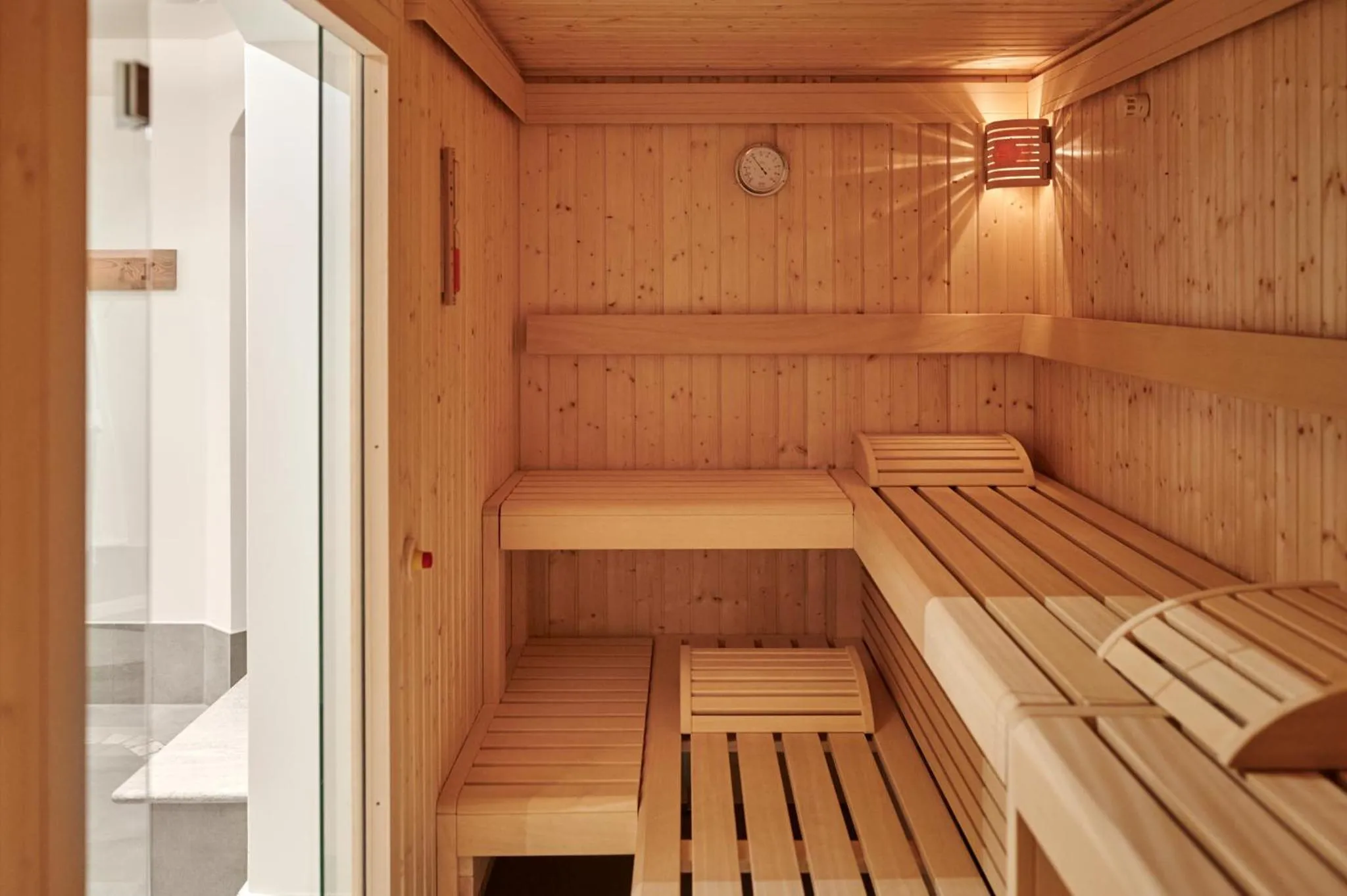 Hotel Auf der Gsteig GmbH