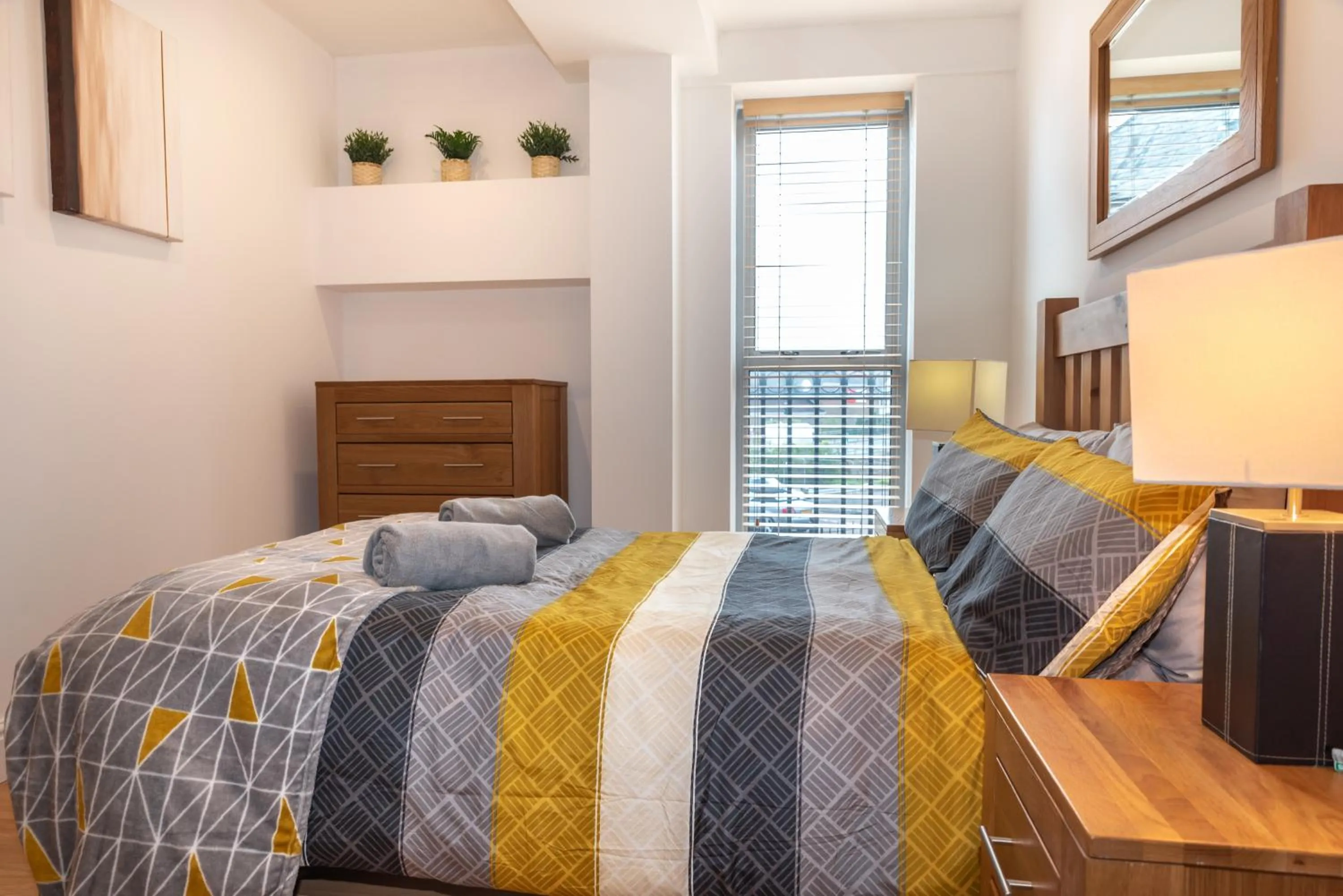 Bedroom, Bed in The Old Library - Modern Apartment near the Train Station and Racecourse