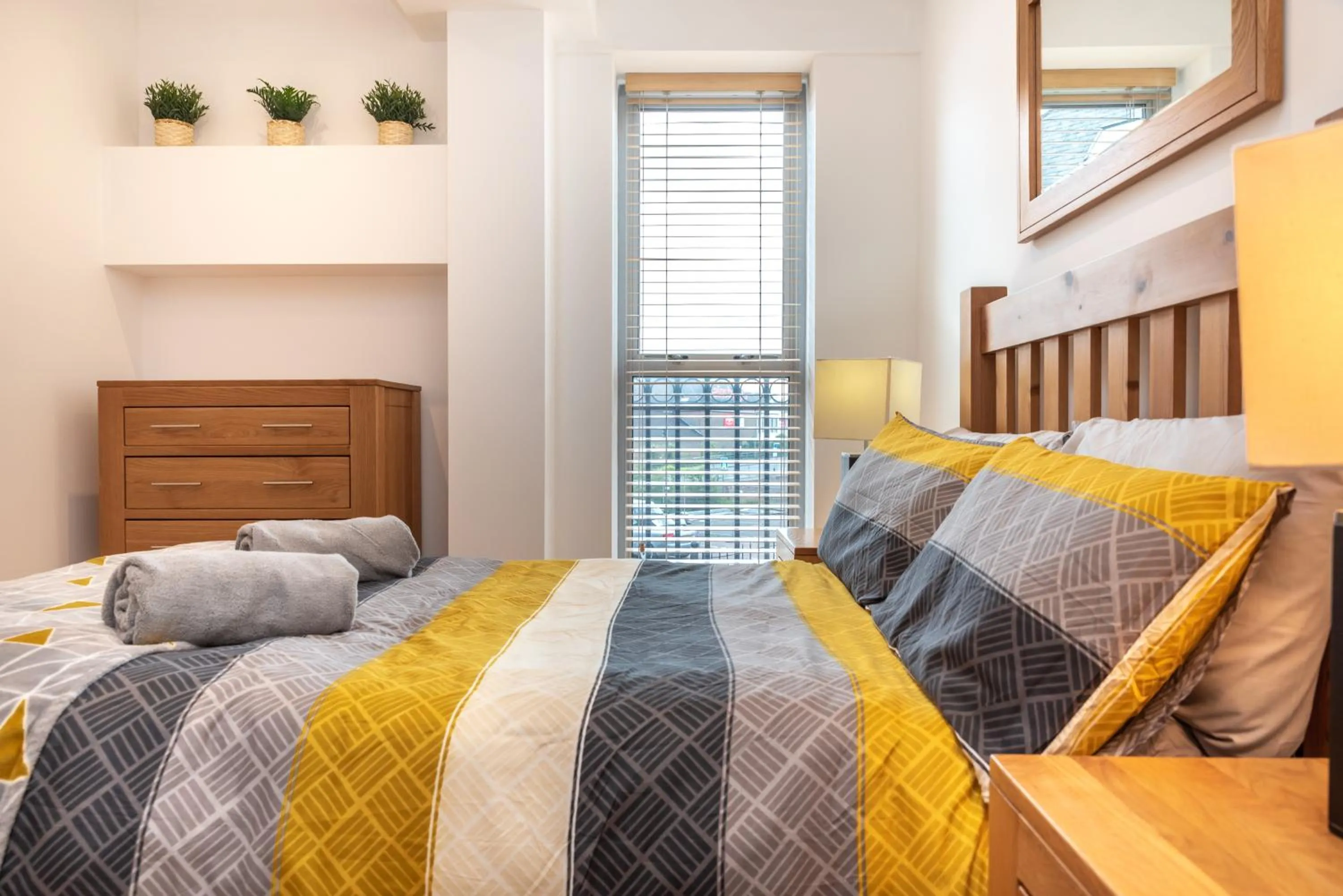 Other, Bed in The Old Library - Modern Apartment near the Train Station and Racecourse