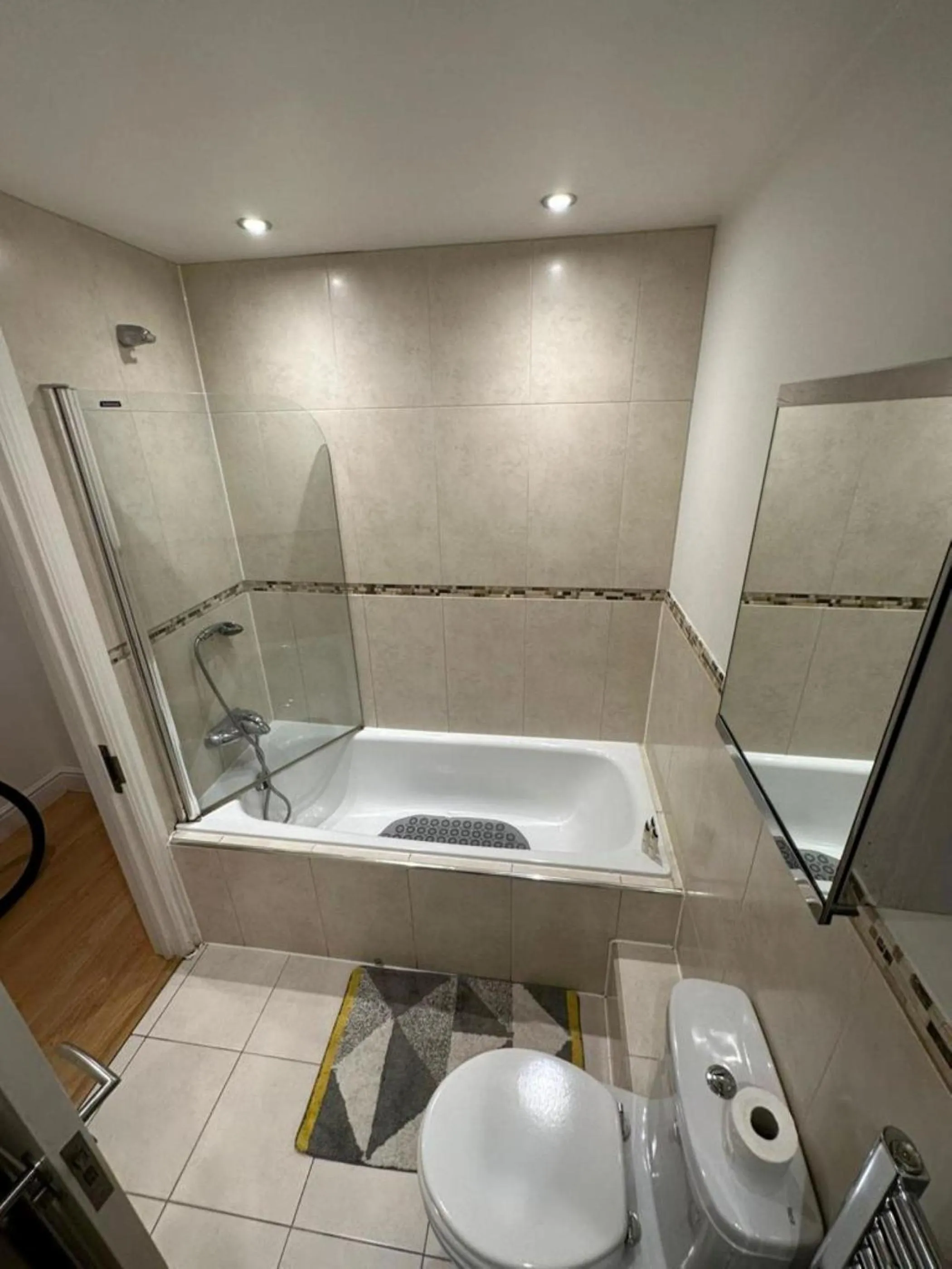 Bathroom in The Old Library - Modern Apartment near the Train Station and Racecourse