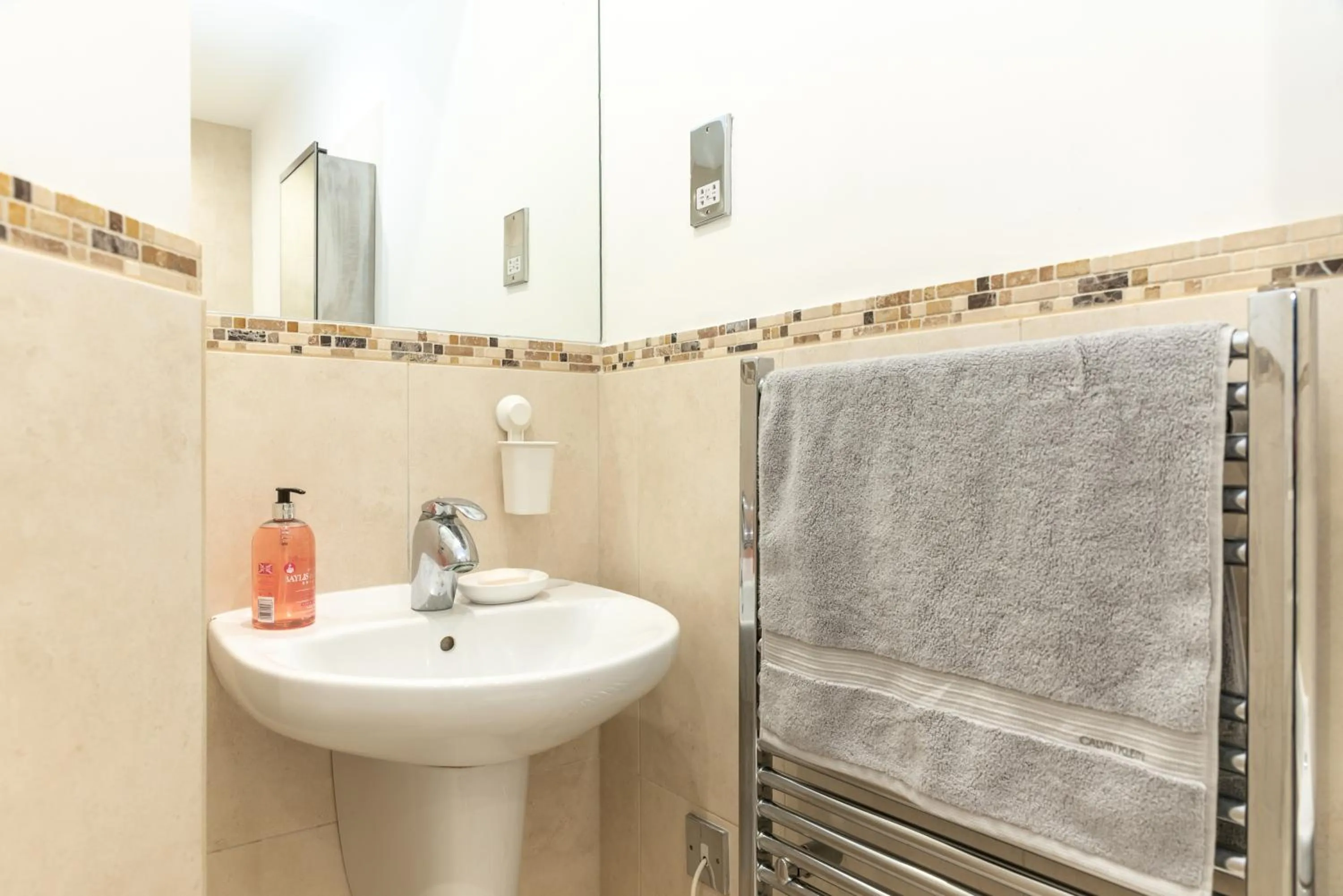 Bathroom in The Old Library - Modern Apartment near the Train Station and Racecourse