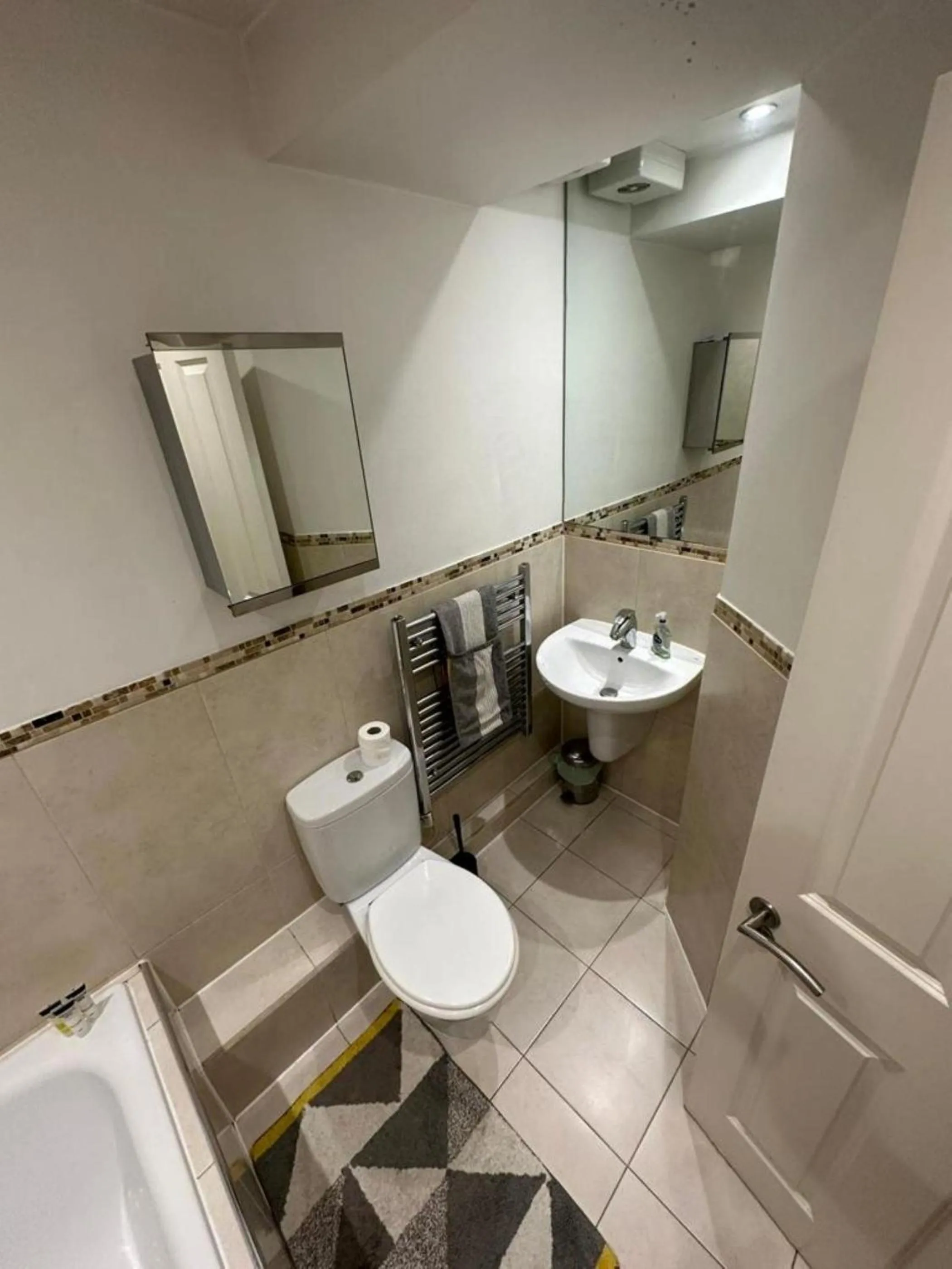 Bathroom in The Old Library - Modern Apartment near the Train Station and Racecourse