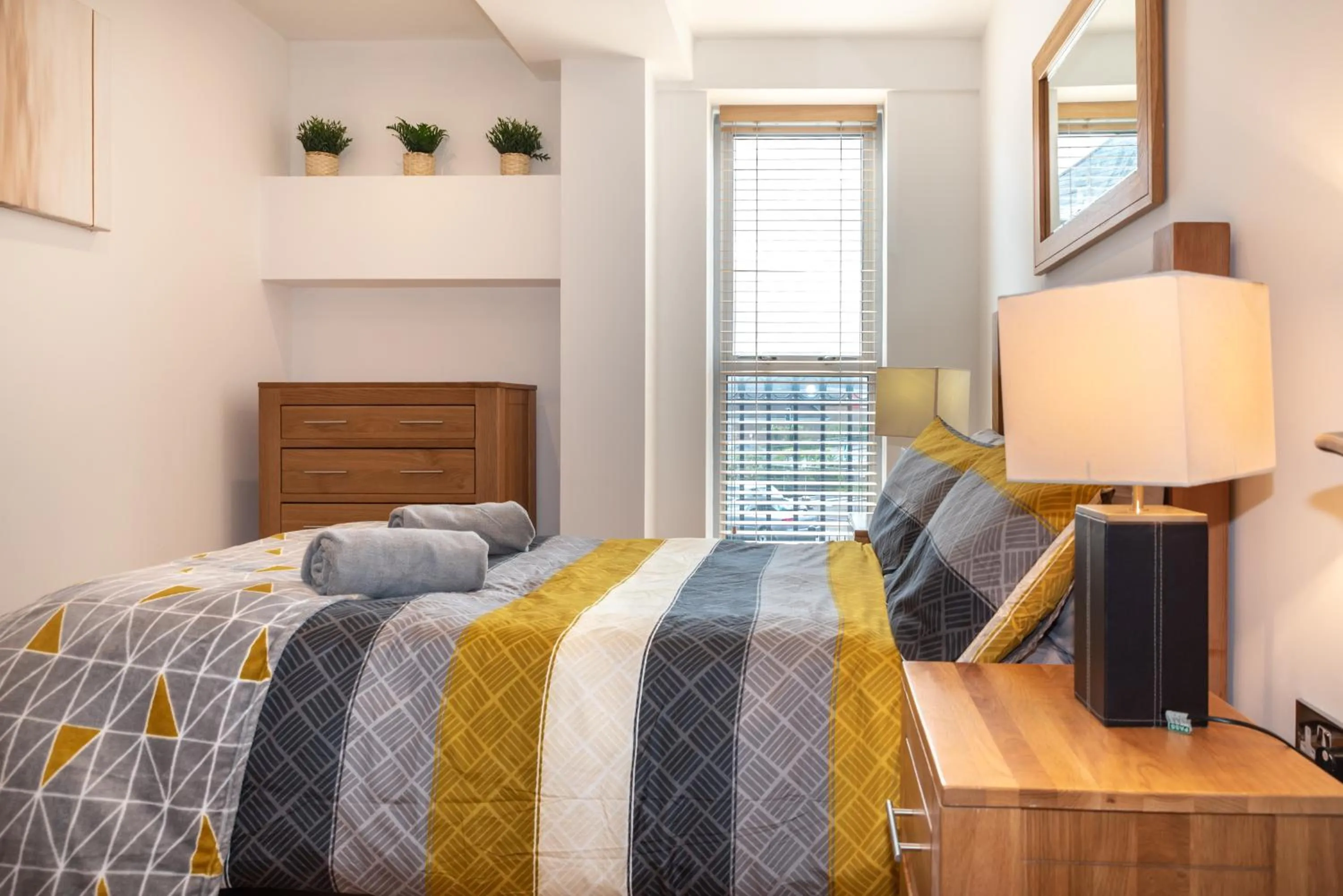 Other, Bed in The Old Library - Modern Apartment near the Train Station and Racecourse