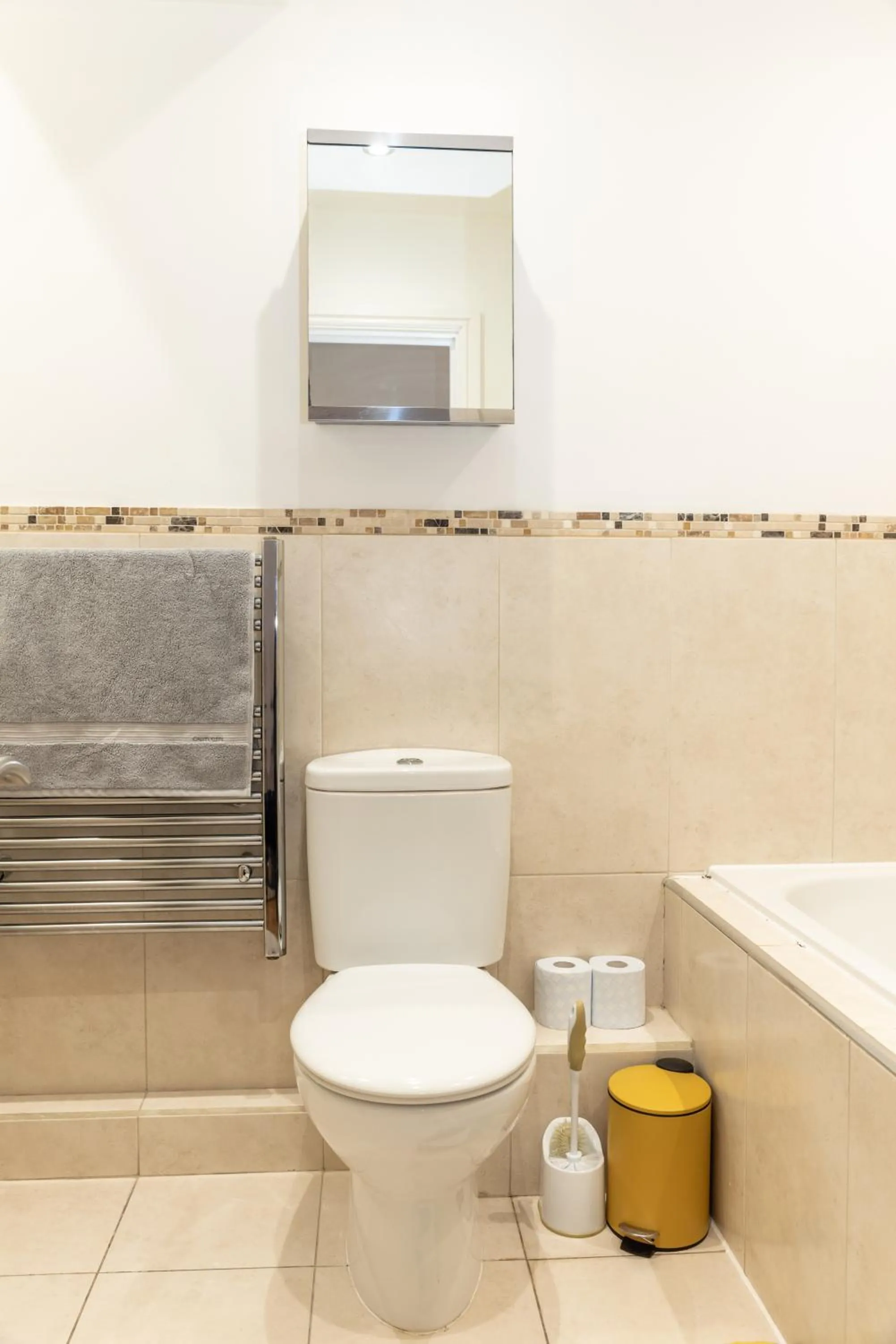 Bathroom in The Old Library - Modern Apartment near the Train Station and Racecourse
