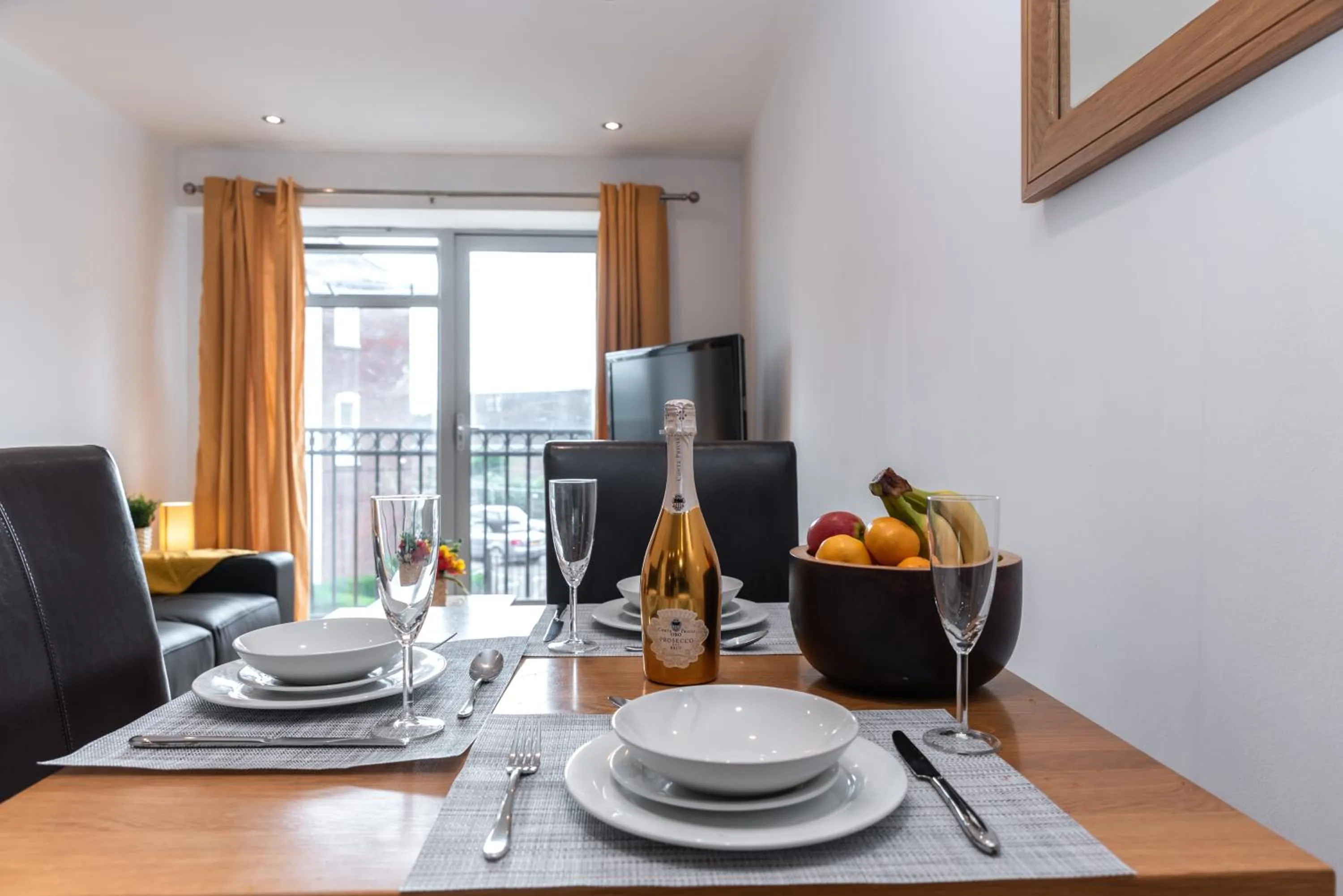 Dining area in The Old Library - Modern Apartment near the Train Station and Racecourse