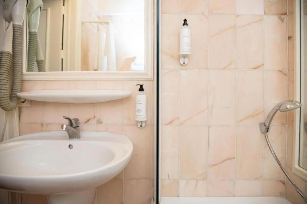 Shower in La Bourse Hotel