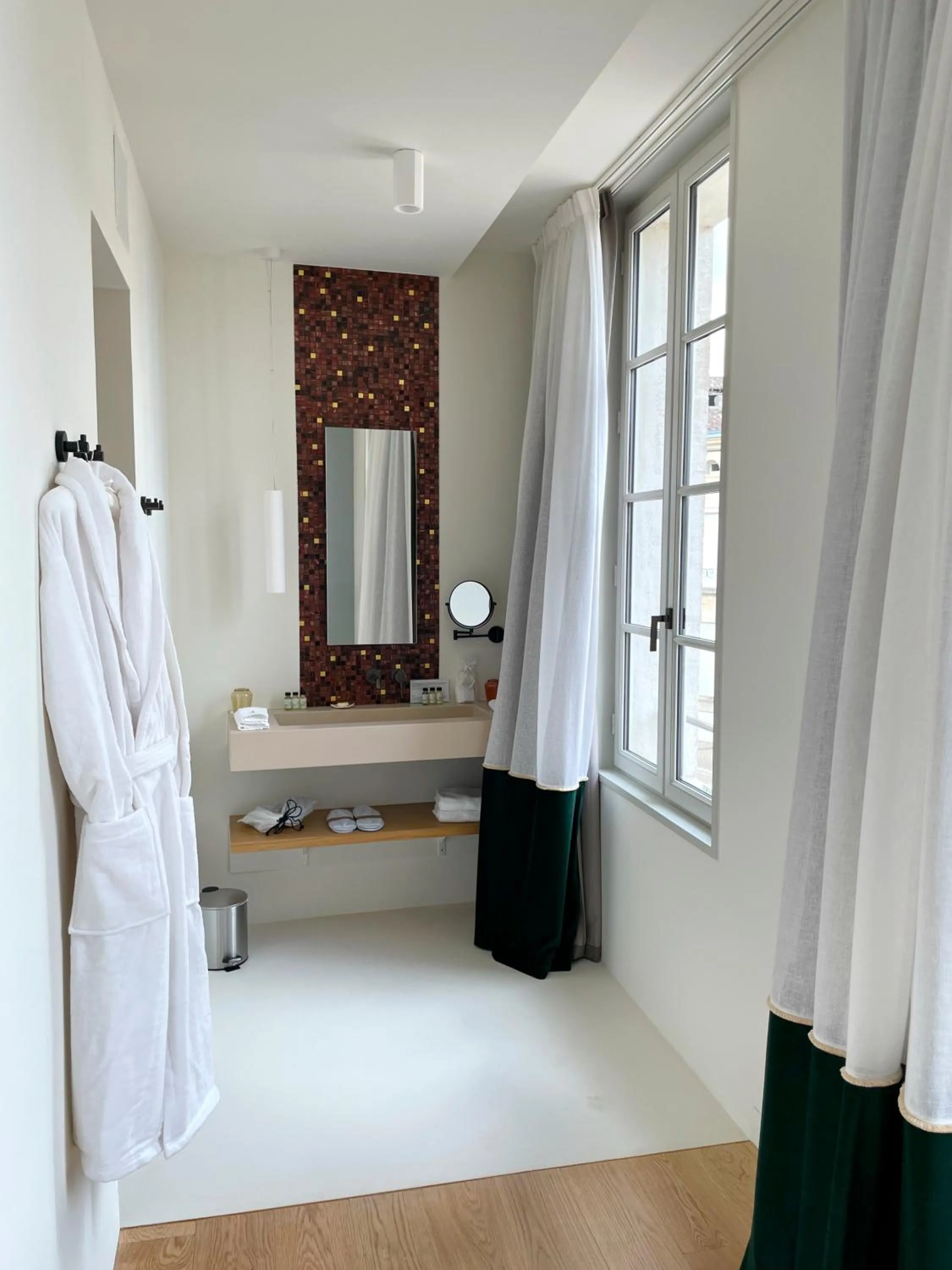 Bathroom, Bed in AUX DUCS DE SIENNE