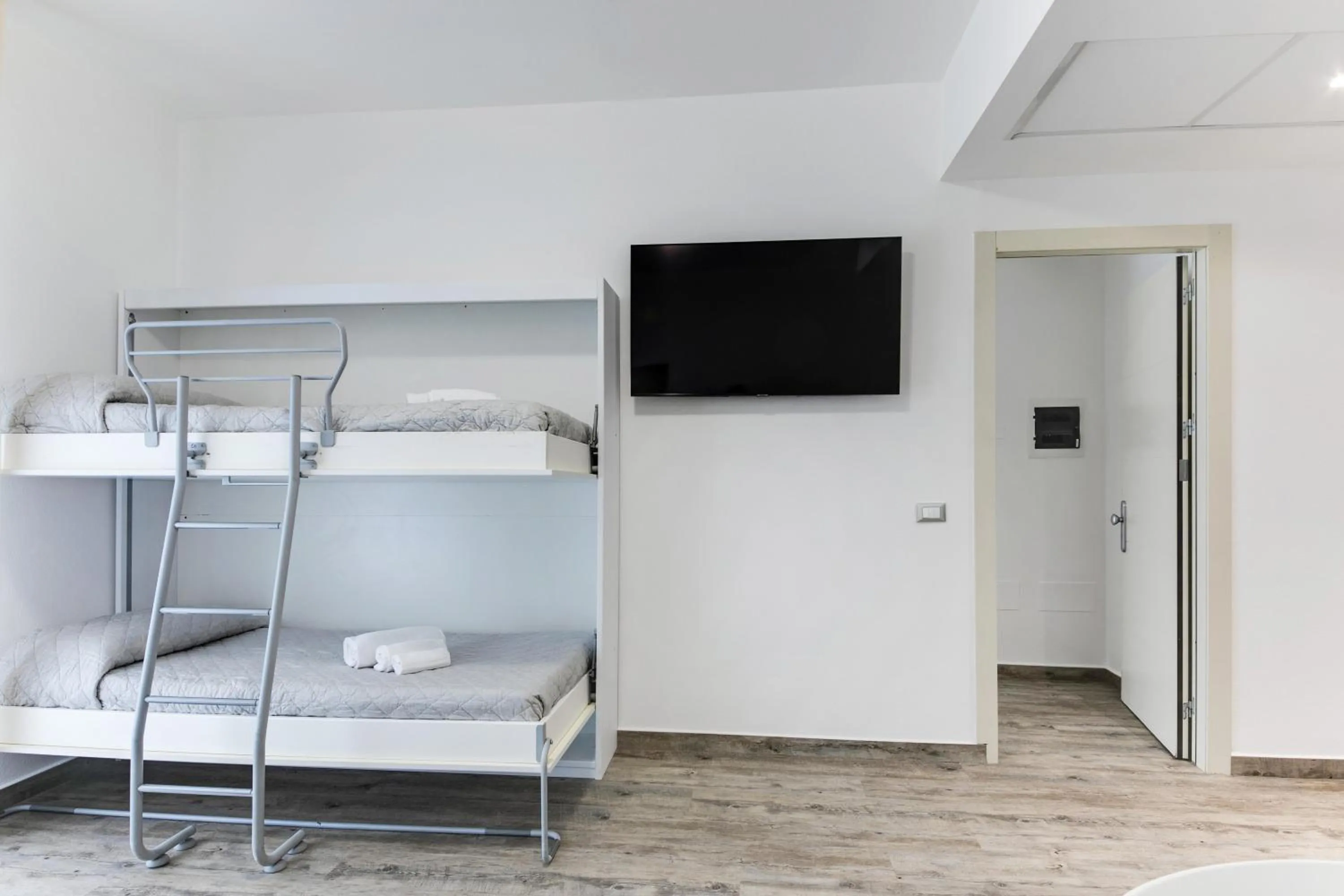 TV and multimedia, Bed in Elegance Suite Apartments - Siroli Collection