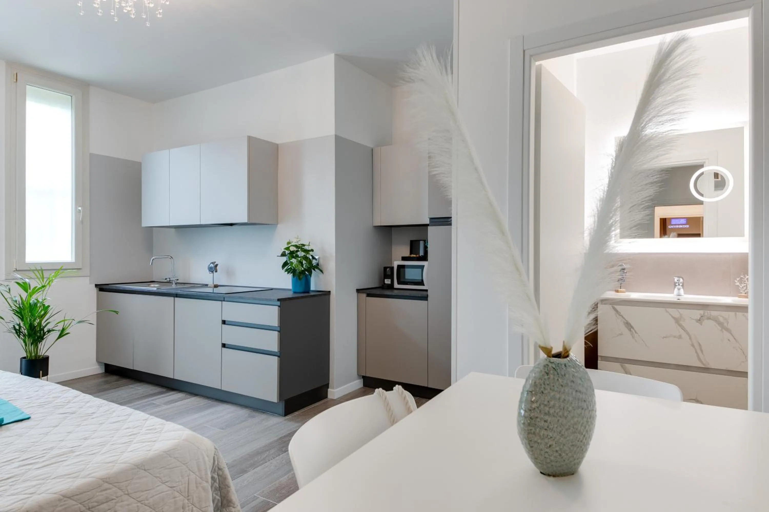 Kitchen or kitchenette, Bed in Elegance Suite Apartments - Siroli Collection