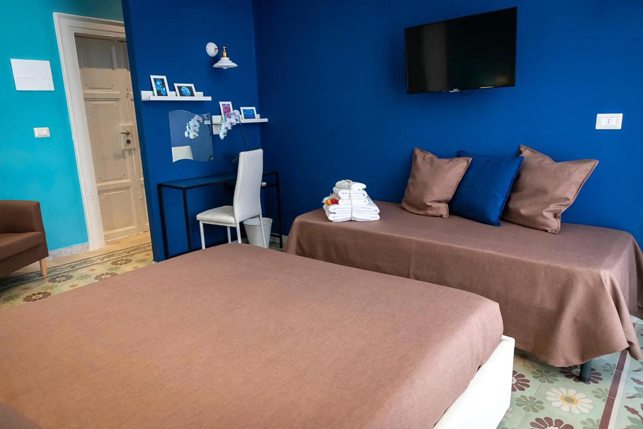 Photo of the whole room, Bed in DEAS B&B