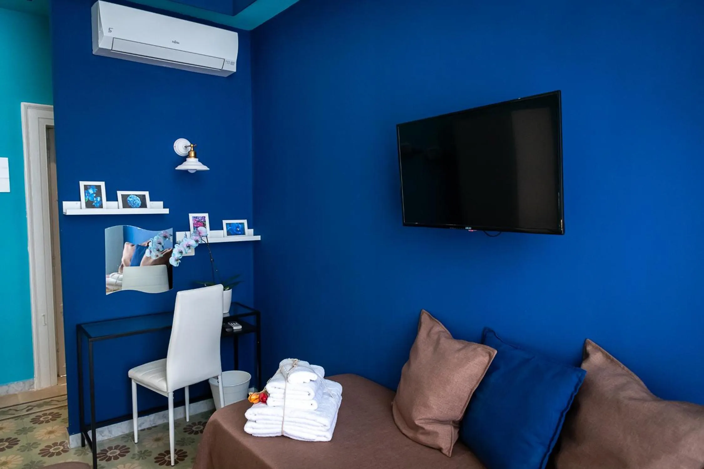 Photo of the whole room in DEAS B&B