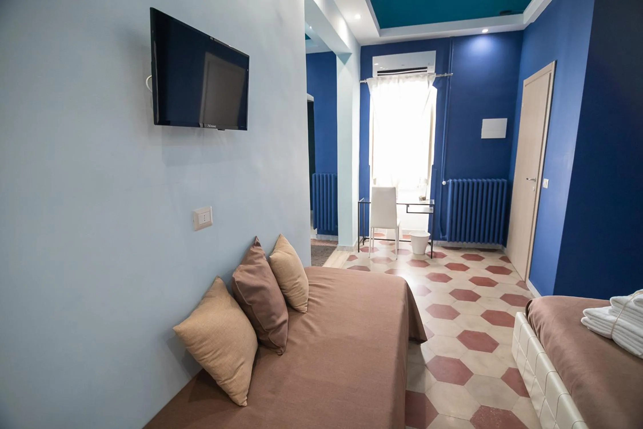 Photo of the whole room, Bed in DEAS B&B