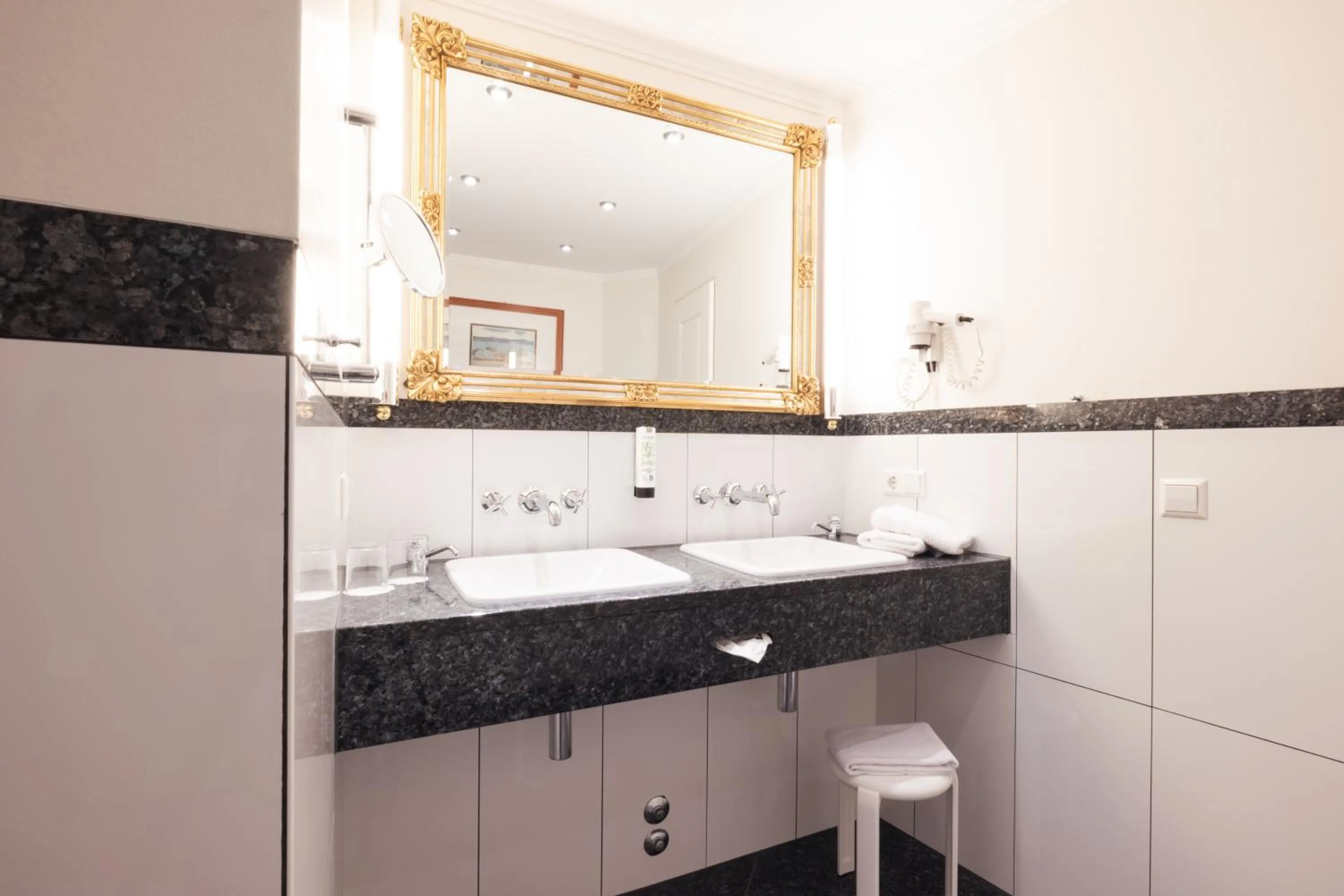 Bathroom in Hotel Lindauer Hof